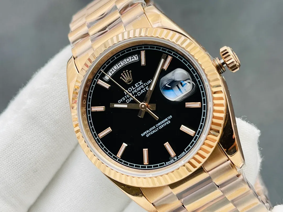 [VRS Factory2021 Wall Crack Recommendation] V2 upgraded version, the highest version on the market, Rolex Day Date 40MM, exciting details: 1⃣️ The dial is set with 18ct gold, set with diamonds, and square diamonds at 6 and 9 o'clock. 2⃣️Oyster case structure, integrated middle case, screw-in bottom cover and winding crown. 3⃣️The structural dimensions and thickness are the same as the original ones, with a diameter of 40 mm and a thickness of 12 mm. 4⃣️ Equipped with 2836 automatic winding movement, it can quickly adjust the instant jump day calendar, and achieve the same time adjustment, thickness and structure as the original version. VRS Factory’s ingenious work welcomes your appreciation!