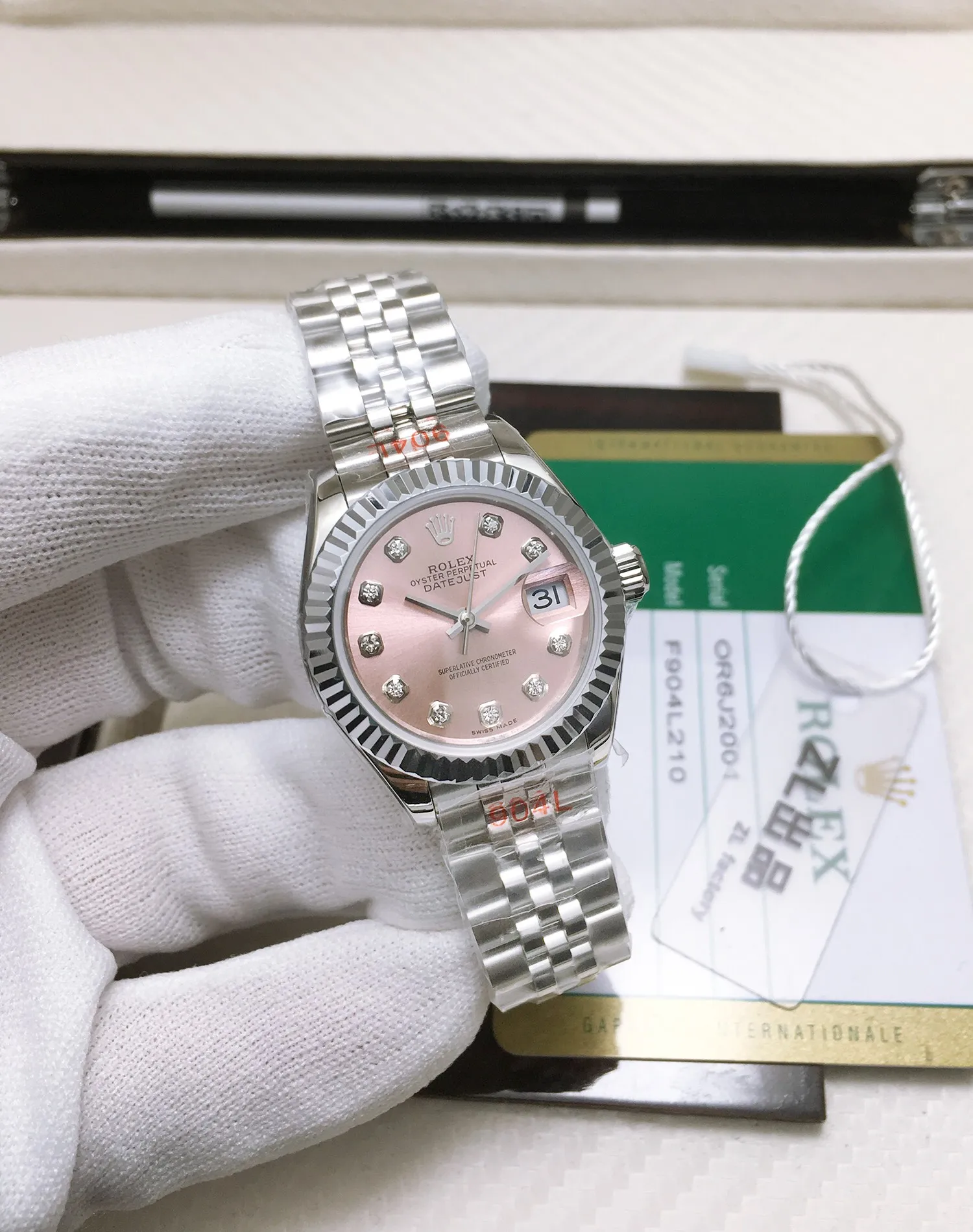 【High-end replica】💰1300! 【Customized all-in-one machine】💰1840! 【Top Replica】💰Private chat! Rolex Women's Datejust 28MM Datejust Watch! There are also 31mm women's watches, 36mm unisex watches, and 41mm men's watches. 1⃣️The case diameter remains the same as the original one, and the stainless steel watch case is forged from 904L stainless steel, which is durable! 2⃣️With the original imported Swiss movement, more goddesses have multiple choices. The performance is extremely stable. Its shock resistance and geometric structure enable the movement to maintain regular operation in any position. 3⃣️The triangular grooved bottom cover is tightened with special tools to completely seal the watch case. The winding crown adopts a double buckle lock dual waterproof system and is firmly screwed to the watch case, making it more waterproof. 4⃣️A small window convex lens is installed at 3 o'clock to enlarge the date display of the watch, making it easier to read the date. The waterproof Oyster case of the women's journal type provides the best protection for the high-precision movement! 5⃣️904L watch strap and new double-headed connection method under the outer ring (can be used with the original), concealed folding crown buckle, opened with an articulated Rolex crown logo. This picture is a real shot of a top replica!