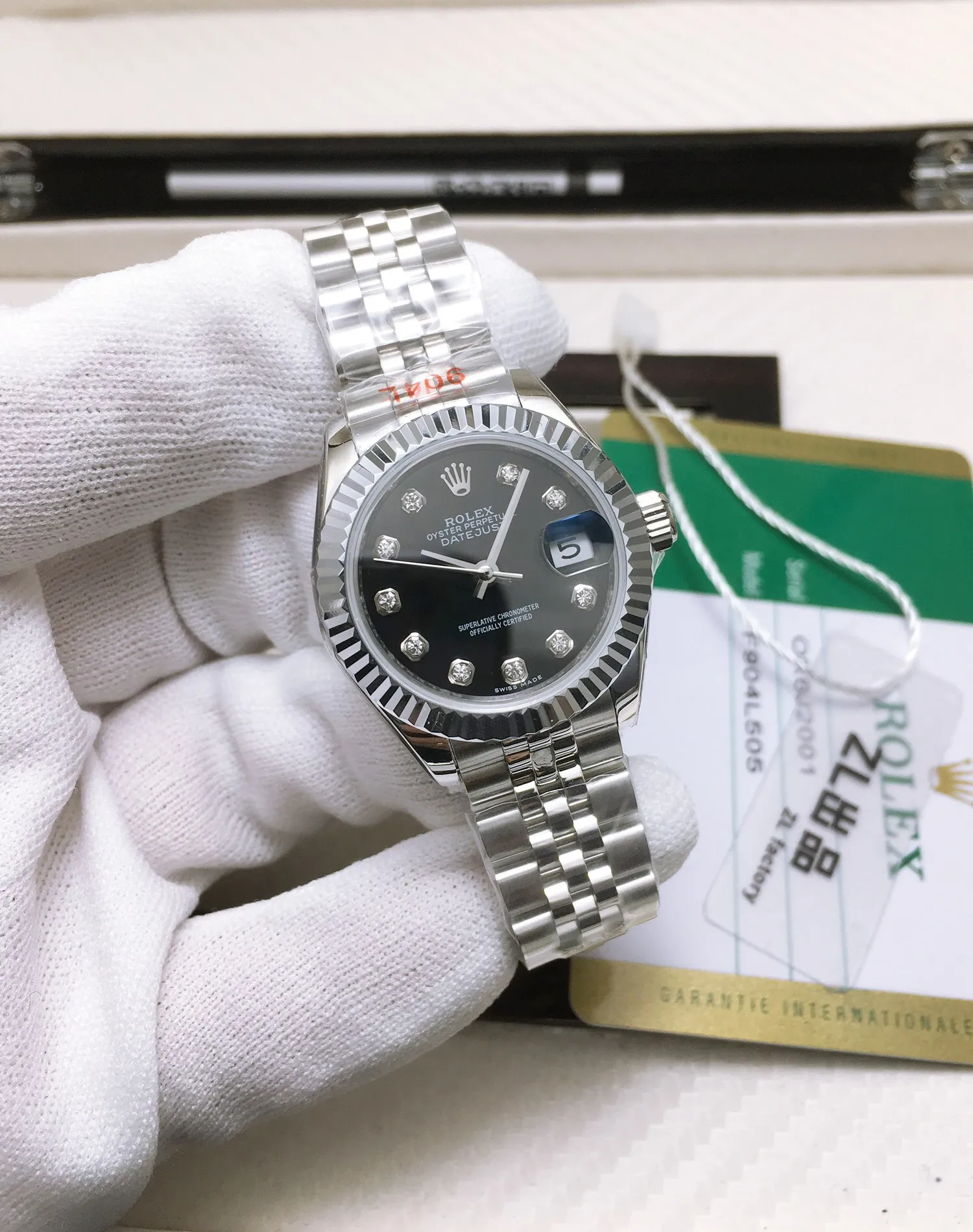 【High-end replica】💰1300! 【Customized all-in-one machine】💰1840! 【Top Replica】💰Private chat! Rolex Women's Datejust 28MM Datejust Watch! There are also 31mm women's watches, 36mm unisex watches, and 41mm men's watches. 1⃣️The case diameter remains the same as the original one, and the stainless steel watch case is forged from 904L stainless steel, which is durable! 2⃣️With the original imported Swiss movement, more goddesses have multiple choices. The performance is extremely stable. Its shock resistance and geometric structure enable the movement to maintain regular operation in any position. 3⃣️The triangular grooved bottom cover is tightened with special tools to completely seal the watch case. The winding crown adopts a double buckle lock dual waterproof system and is firmly screwed to the watch case, making it more waterproof. 4⃣️A small window convex lens is installed at 3 o'clock to enlarge the date display of the watch, making it easier to read the date. The waterproof Oyster case of the women's journal type provides the best protection for the high-precision movement! 5⃣️904L watch strap and new double-headed connection method under the outer ring (can be used with the original), concealed folding crown buckle, opened with an articulated Rolex crown logo. This picture is a real shot of a top replica!