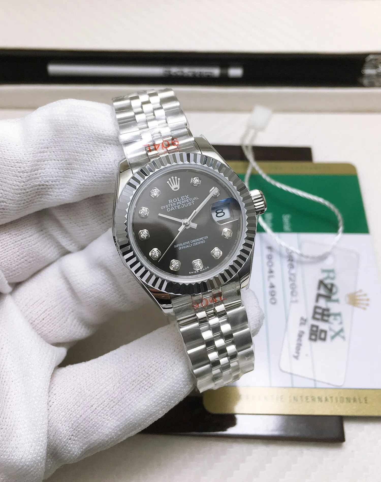【High-end replica】💰1300! 【Customized all-in-one machine】💰1840! 【Top Replica】💰Private chat! Rolex Women's Datejust 28MM Datejust Watch! There are also 31mm women's watches, 36mm unisex watches, and 41mm men's watches. 1⃣️The case diameter remains the same as the original one, and the stainless steel watch case is forged from 904L stainless steel, which is durable! 2⃣️With the original imported Swiss movement, more goddesses have multiple choices. The performance is extremely stable. Its shock resistance and geometric structure enable the movement to maintain regular operation in any position. 3⃣️The triangular grooved bottom cover is tightened with special tools to completely seal the watch case. The winding crown adopts a double buckle lock dual waterproof system and is firmly screwed to the watch case, making it more waterproof. 4⃣️A small window convex lens is installed at 3 o'clock to enlarge the date display of the watch, making it easier to read the date. The waterproof Oyster case of the women's journal type provides the best protection for the high-precision movement! 5⃣️904L watch strap and new double-headed connection method under the outer ring (can be used with the original), concealed folding crown buckle, opened with an articulated Rolex crown logo. This picture is a real shot of a top replica!