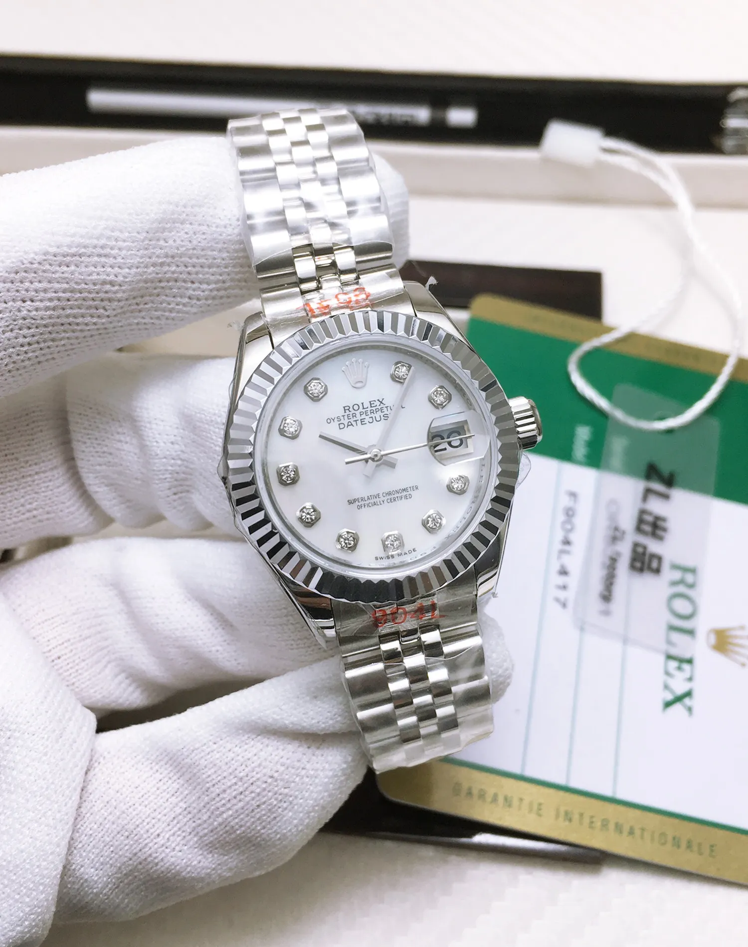 【High-end replica】💰1300! 【Customized all-in-one machine】💰1840! 【Top Replica】💰Private chat! Rolex Women's Datejust 28MM Datejust Watch! There are also 31mm women's watches, 36mm unisex watches, and 41mm men's watches. 1⃣️The case diameter remains the same as the original one, and the stainless steel watch case is forged from 904L stainless steel, which is durable! 2⃣️With the original imported Swiss movement, more goddesses have multiple choices. The performance is extremely stable. Its shock resistance and geometric structure enable the movement to maintain regular operation in any position. 3⃣️The triangular grooved bottom cover is tightened with special tools to completely seal the watch case. The winding crown adopts a double buckle lock dual waterproof system and is firmly screwed to the watch case, making it more waterproof. 4⃣️A small window convex lens is installed at 3 o'clock to enlarge the date display of the watch, making it easier to read the date. The waterproof Oyster case of the women's journal type provides the best protection for the high-precision movement! 5⃣️904L watch strap and new double-headed connection method under the outer ring (can be used with the original), concealed folding crown buckle, opened with an articulated Rolex crown logo. This picture is a real shot of a top replica!
