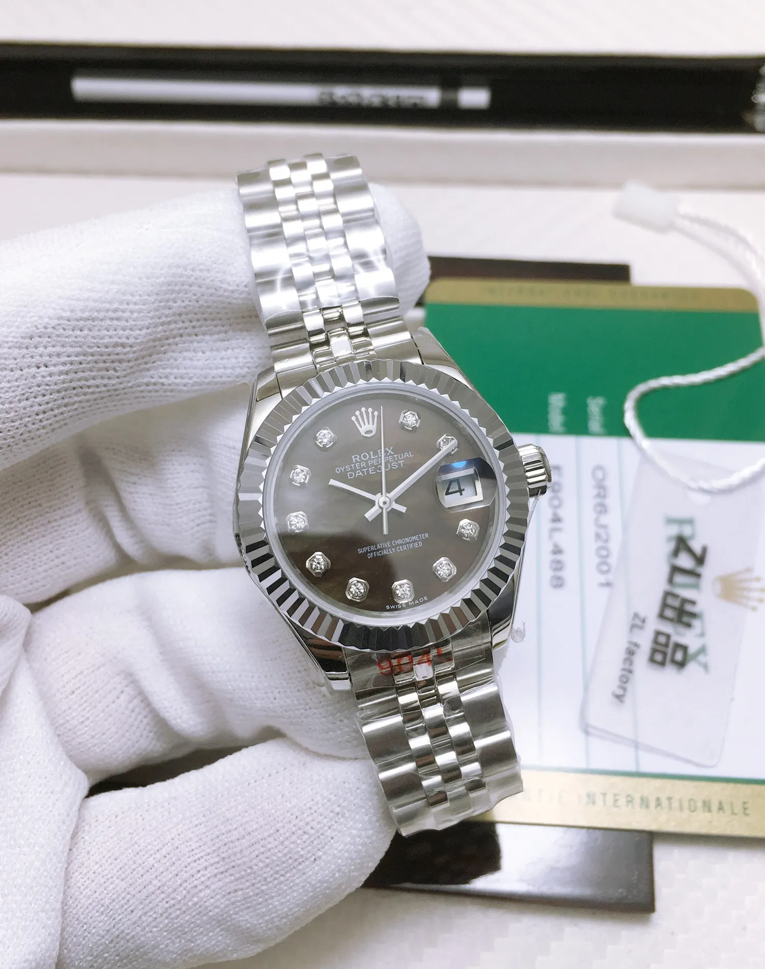 【High-end replica】💰1300! 【Customized all-in-one machine】💰1840! 【Top Replica】💰Private chat! Rolex Women's Datejust 28MM Datejust Watch! There are also 31mm women's watches, 36mm unisex watches, and 41mm men's watches. 1⃣️The case diameter remains the same as the original one, and the stainless steel watch case is forged from 904L stainless steel, which is durable! 2⃣️With the original imported Swiss movement, more goddesses have multiple choices. The performance is extremely stable. Its shock resistance and geometric structure enable the movement to maintain regular operation in any position. 3⃣️The triangular grooved bottom cover is tightened with special tools to completely seal the watch case. The winding crown adopts a double buckle lock dual waterproof system and is firmly screwed to the watch case, making it more waterproof. 4⃣️A small window convex lens is installed at 3 o'clock to enlarge the date display of the watch, making it easier to read the date. The waterproof Oyster case of the women's journal type provides the best protection for the high-precision movement! 5⃣️904L watch strap and new double-headed connection method under the outer ring (can be used with the original), concealed folding crown buckle, opened with an articulated Rolex crown logo. This picture is a real shot of a top replica!