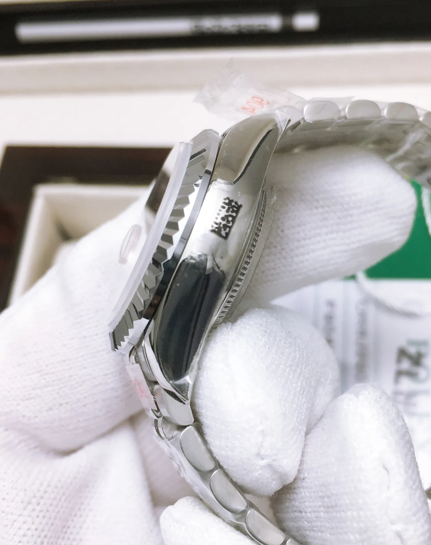 【High-end replica】💰1300! 【Customized all-in-one machine】💰1840! 【Top Replica】💰Private chat! Rolex Women's Datejust 28MM Datejust Watch! There are also 31mm women's watches, 36mm unisex watches, and 41mm men's watches. 1⃣️The case diameter remains the same as the original one, and the stainless steel watch case is forged from 904L stainless steel, which is durable! 2⃣️With the original imported Swiss movement, more goddesses have multiple choices. The performance is extremely stable. Its shock resistance and geometric structure enable the movement to maintain regular operation in any position. 3⃣️The triangular grooved bottom cover is tightened with special tools to completely seal the watch case. The winding crown adopts a double buckle lock dual waterproof system and is firmly screwed to the watch case, making it more waterproof. 4⃣️A small window convex lens is installed at 3 o'clock to enlarge the date display of the watch, making it easier to read the date. The waterproof Oyster case of the women's journal type provides the best protection for the high-precision movement! 5⃣️904L watch strap and new double-headed connection method under the outer ring (can be used with the original), concealed folding crown buckle, opened with an articulated Rolex crown logo. This picture is a real shot of a top replica!