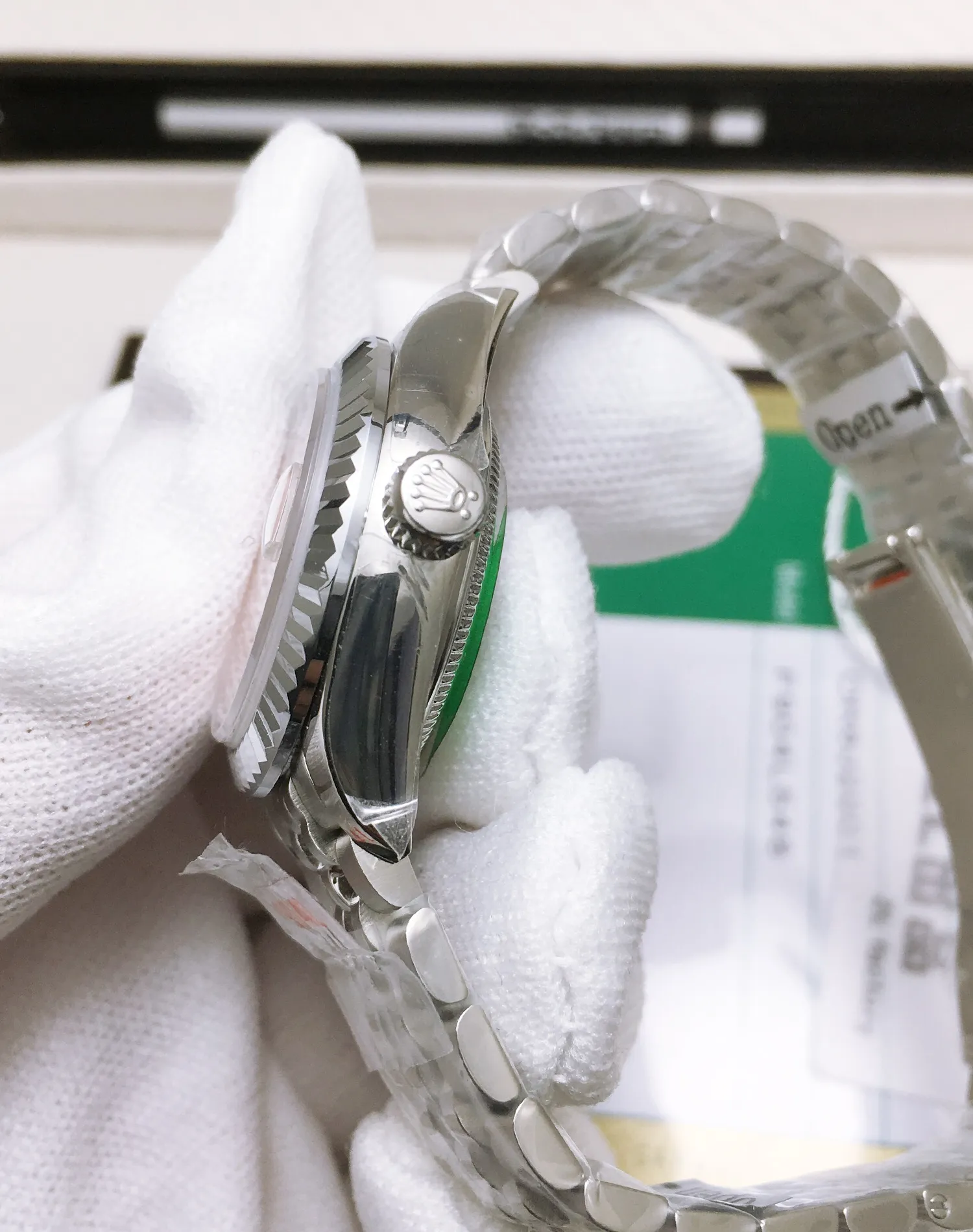 【High-end replica】💰1300! 【Customized all-in-one machine】💰1840! 【Top Replica】💰Private chat! Rolex Women's Datejust 28MM Datejust Watch! There are also 31mm women's watches, 36mm unisex watches, and 41mm men's watches. 1⃣️The case diameter remains the same as the original one, and the stainless steel watch case is forged from 904L stainless steel, which is durable! 2⃣️With the original imported Swiss movement, more goddesses have multiple choices. The performance is extremely stable. Its shock resistance and geometric structure enable the movement to maintain regular operation in any position. 3⃣️The triangular grooved bottom cover is tightened with special tools to completely seal the watch case. The winding crown adopts a double buckle lock dual waterproof system and is firmly screwed to the watch case, making it more waterproof. 4⃣️A small window convex lens is installed at 3 o'clock to enlarge the date display of the watch, making it easier to read the date. The waterproof Oyster case of the women's journal type provides the best protection for the high-precision movement! 5⃣️904L watch strap and new double-headed connection method under the outer ring (can be used with the original), concealed folding crown buckle, opened with an articulated Rolex crown logo. This picture is a real shot of a top replica!