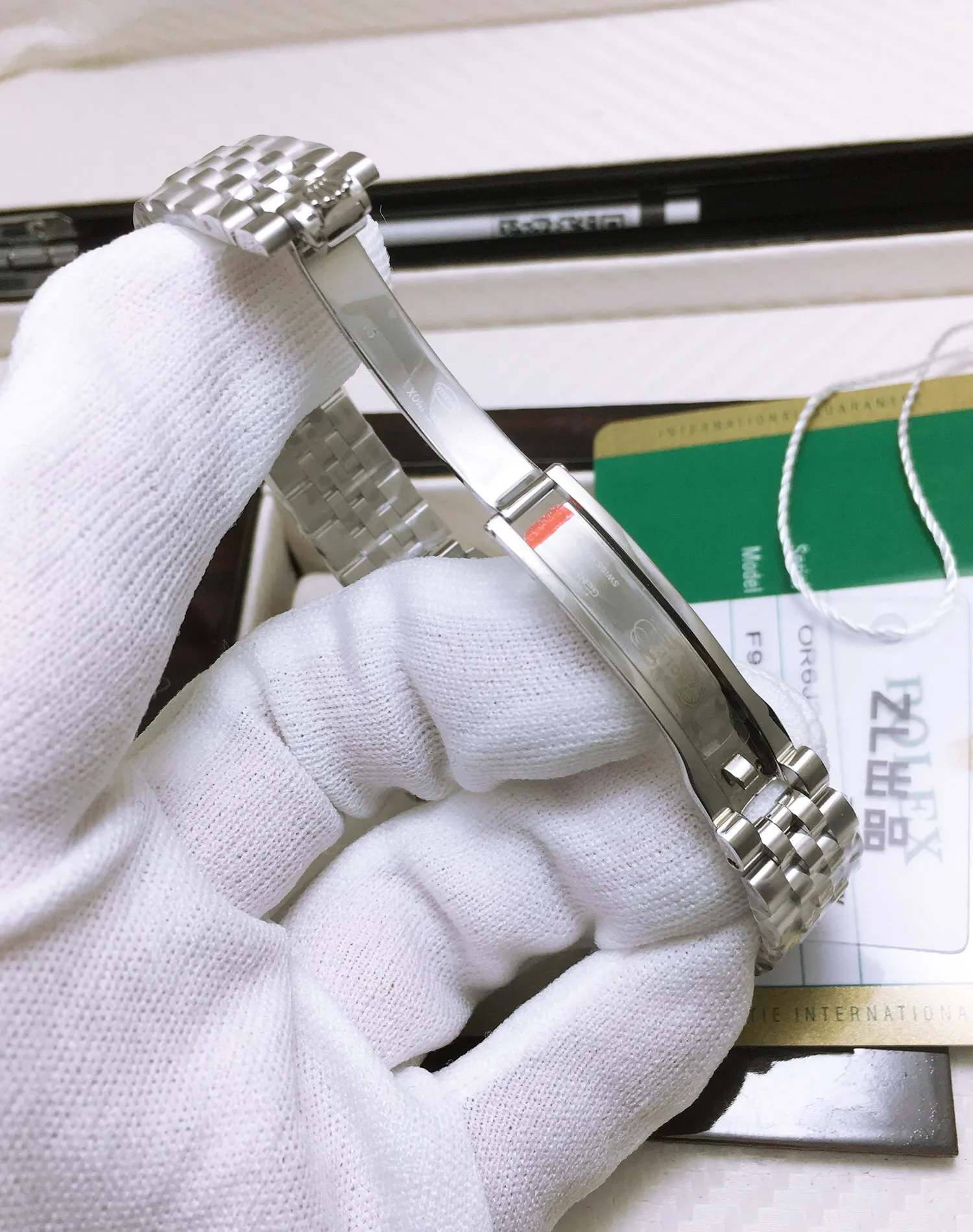 【High-end replica】💰1300! 【Customized all-in-one machine】💰1840! 【Top Replica】💰Private chat! Rolex Women's Datejust 28MM Datejust Watch! There are also 31mm women's watches, 36mm unisex watches, and 41mm men's watches. 1⃣️The case diameter remains the same as the original one, and the stainless steel watch case is forged from 904L stainless steel, which is durable! 2⃣️With the original imported Swiss movement, more goddesses have multiple choices. The performance is extremely stable. Its shock resistance and geometric structure enable the movement to maintain regular operation in any position. 3⃣️The triangular grooved bottom cover is tightened with special tools to completely seal the watch case. The winding crown adopts a double buckle lock dual waterproof system and is firmly screwed to the watch case, making it more waterproof. 4⃣️A small window convex lens is installed at 3 o'clock to enlarge the date display of the watch, making it easier to read the date. The waterproof Oyster case of the women's journal type provides the best protection for the high-precision movement! 5⃣️904L watch strap and new double-headed connection method under the outer ring (can be used with the original), concealed folding crown buckle, opened with an articulated Rolex crown logo. This picture is a real shot of a top replica!