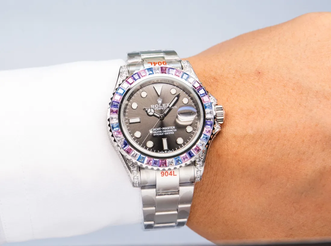 Rolex's global limited gemstone model - the Yacht-Master, pushes the limits aesthetically. On this watch, you can combine your love of jewelry and Swiss watches into one. The bezel, case and buckle are all studded with Swarovski diamonds! A walking work of art, a symbol of identity and status, the aura is clear at a glance! Really stunning! Can't put it down❤️ [Movement] It uses the 3135 fully automatic all-in-one machine with the soul blue hairspring that symbolizes Rolex, and its performance is extremely stable. [Case] ​​The size of the watch is 40mm, and every detail is perfectly reproduced one to one. [Watch Strap] Forged from 904L fine steel, the strap has a classic oyster shape, with brushed workmanship on both sides and high polishing in the middle. The buckle has the same double safety buckle as the original, and the buckle engraving is clearly visible. (An additional rubber strap is included.) [Mirror] Sapphire mirror. Super luminous text, the color of the text is more delicate, creating a visual effect consistent with the original product! 🍻It is shocking and noble when you use it. You deserve it! (Focus on original new machines) Focus is an attitude, produced by JH!
