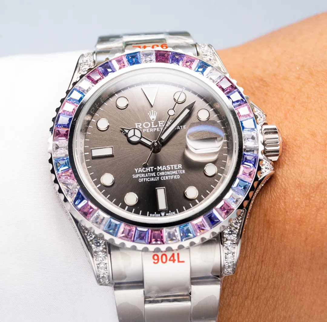 Rolex's global limited gemstone model - the Yacht-Master, pushes the limits aesthetically. On this watch, you can combine your love of jewelry and Swiss watches into one. The bezel, case and buckle are all studded with Swarovski diamonds! A walking work of art, a symbol of identity and status, the aura is clear at a glance! Really stunning! Can't put it down❤️ [Movement] It uses the 3135 fully automatic all-in-one machine with the soul blue hairspring that symbolizes Rolex, and its performance is extremely stable. [Case] ​​The size of the watch is 40mm, and every detail is perfectly reproduced one to one. [Watch Strap] Forged from 904L fine steel, the strap has a classic oyster shape, with brushed workmanship on both sides and high polishing in the middle. The buckle has the same double safety buckle as the original, and the buckle engraving is clearly visible. (An additional rubber strap is included.) [Mirror] Sapphire mirror. Super luminous text, the color of the text is more delicate, creating a visual effect consistent with the original product! 🍻It is shocking and noble when you use it. You deserve it! (Focus on original new machines) Focus is an attitude, produced by JH!