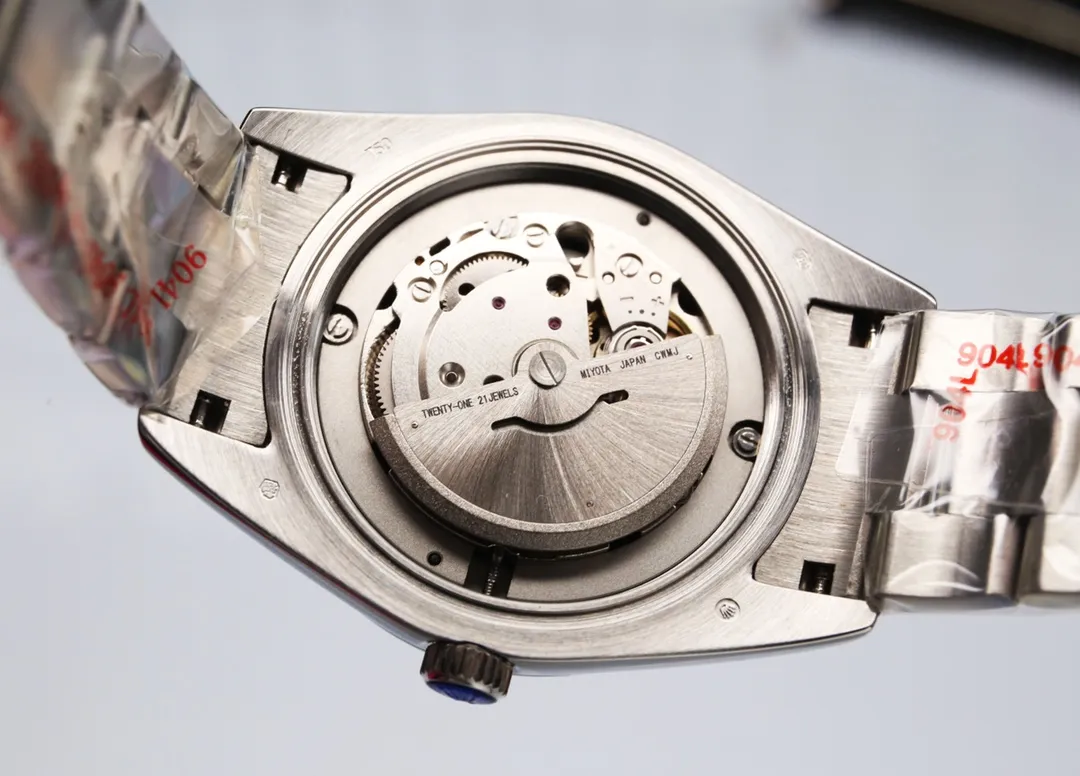 【High-end replica】💰1240! 【Customized all-in-one machine】💰1920! Taiwan factory makes strong comeback‼ ️‼ ️Outstanding work - Rolex Oyster Perpetual Datejust 41mm series watch, timeless elegance! Factory code: M126338... The 6-digit internal code is consistent with the card, and the entire set must be completed for return or exchange! [Oyster case, symbol of waterproofing] The diameter of the watch is 41mm, the thickness is consistent with the original, and the data is consistent with the genuine product 1. Classic Oyster case with triangular grooved outer ring 2. The handle adopts a screw-in design to restore the double buckle double waterproof system 3. Mirror material - anti-scratch blue crystal glass, anti-reflective convex magnification (2.5 times) calendar window [Strap details] Different watches are matched with different steel straps 1. Commemorative strap Jubilee Bracelet (five-bead belt) Material: stainless steel, commemorative type, five-row link 2. Oyster bracelet Oyster Bracelet (3-bead belt). Material: Stainless steel, head-shaped, semi-circular three-row link 3. Buckle type Folding buckle, concealed folding crown buckle [Movement] Using the exquisite and stable imported 9015 all-in-one mechanical movement, it is stable and simple, reserved, showy but not flattering, and long-lasting elegance! (Extreme reproduction requirements create high quality, playing with more than just concepts!) (Focus on original new machines) Focus is an attitude, produced by JH! The pictures were taken with a customized all-in-one machine!