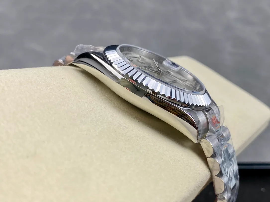 【High-end replica】💰1240! Rolex Dual Calendar Day Date Series 40mm [Diameter] 40mm [Movement] Equipped with imported fully automatic mechanical movement [Ring] Rolex RingCommand triangular pit pattern / aperture [Mirror] Scratch-resistant sapphire glass mirror [Material] Imported 316L stainless steel case [Strap] Stainless steel (Oystersteel) optional three-bead/five-bead chain strap [Buckle] Original buckle Super high quality, more beautiful in kind, market exclusive! Classic men's casual watch, the standard accessory for successful men, allowing you to wear it once and for all!
