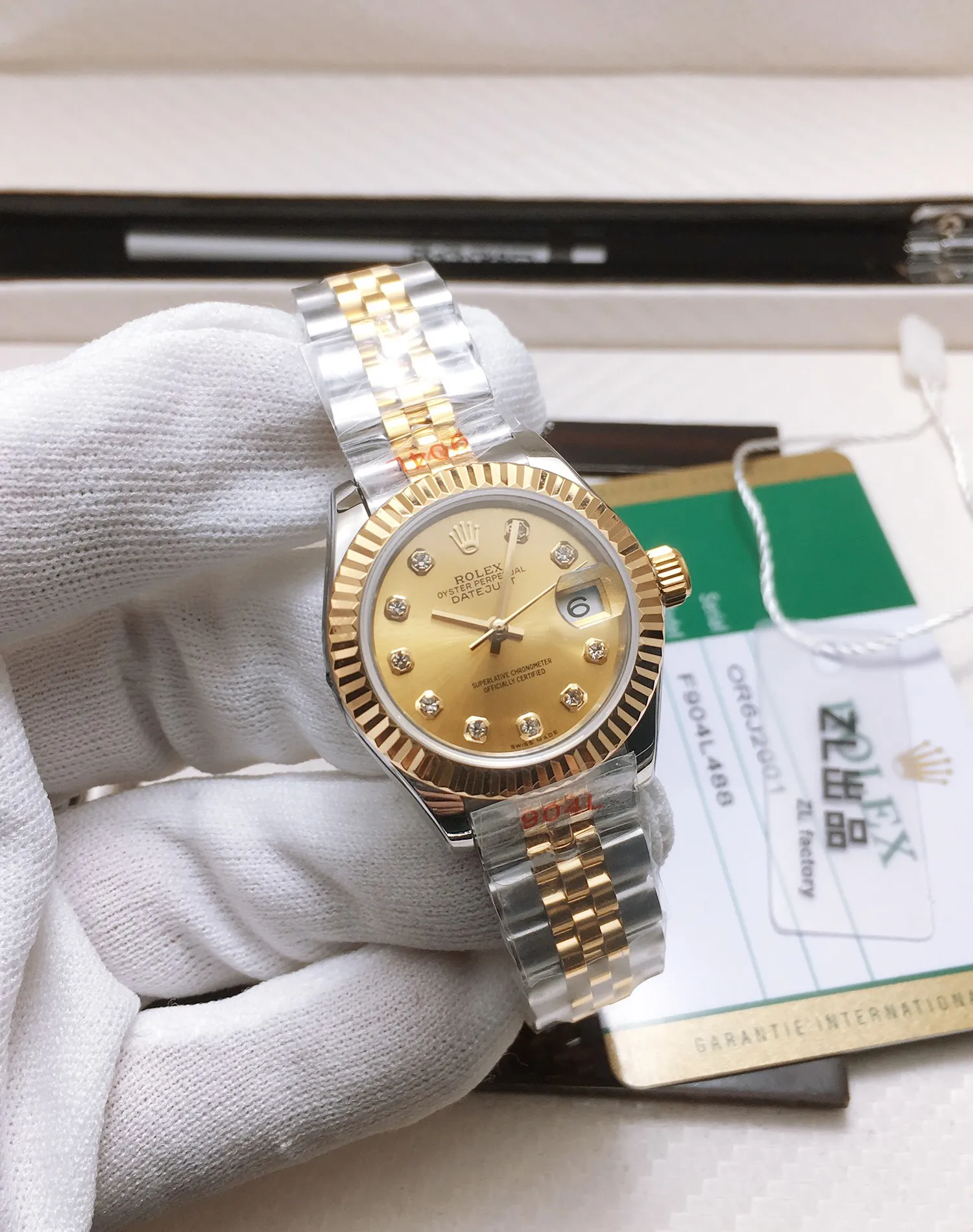 【High-end replica】💰1300! 【Customized all-in-one machine】💰1840! 【Top Replica】💰Private chat! Rolex Women's Datejust 28MM Datejust Watch! There are also 31mm women's watches, 36mm unisex watches, and 41mm men's watches. 1⃣️The case diameter remains the same as the original one, and the stainless steel watch case is forged from 904L stainless steel, which is durable! 2⃣️With the original imported Swiss movement, more goddesses have multiple choices. The performance is extremely stable. Its shock resistance and geometric structure enable the movement to maintain regular operation in any position. 3⃣️The triangular grooved bottom cover is tightened with special tools to completely seal the watch case. The winding crown adopts a double buckle lock dual waterproof system and is firmly screwed to the watch case, making it more waterproof. 4⃣️A small window convex lens is installed at 3 o'clock to enlarge the date display of the watch, making it easier to read the date. The waterproof Oyster case of the women's journal type provides the best protection for the high-precision movement! 5⃣️904L watch strap and new double-headed connection method under the outer ring (can be used with the original), concealed folding crown buckle, opened with an articulated Rolex crown logo. This picture is a real shot of a top replica!