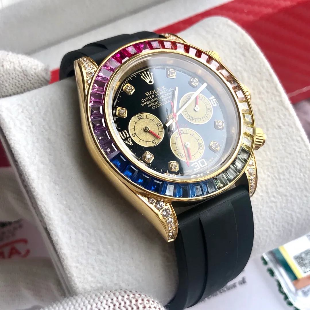 【Customized all-in-one machine】💰1720! Rolex-Rolex Cosmograph-Colored Diamond Daytona Series Colored diamonds are back in stock. Extreme details. Strict requirements to create high-quality products. Always pursue quality workmanship. The original color diamonds are exactly the same. They will never fade. They are different from ordinary cases in the market. Create new high quality. Equipped with fully automatic imported 9015 all-in-one mechanical movement. Size 42mm. Sapphire mirror. Original color diamonds. Stainless steel wire drawing with original safety buckle. ✈️✈️✈️