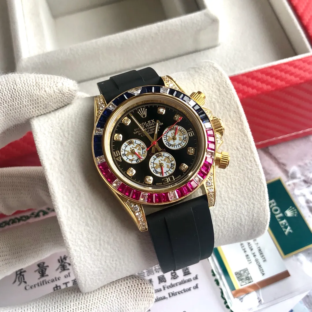 【Customized all-in-one machine】💰1720! Rolex-Rolex Cosmograph-Colored Diamond Daytona Series Colored diamonds are back in stock. Extreme details. Strict requirements to create high-quality products. Always pursue quality workmanship. The original color diamonds are exactly the same. They will never fade. They are different from ordinary cases in the market. Create new high quality. Equipped with fully automatic imported 9015 all-in-one mechanical movement. Size 42mm. Sapphire mirror. Original color diamonds. Stainless steel wire drawing with original safety buckle. ✈️✈️✈️