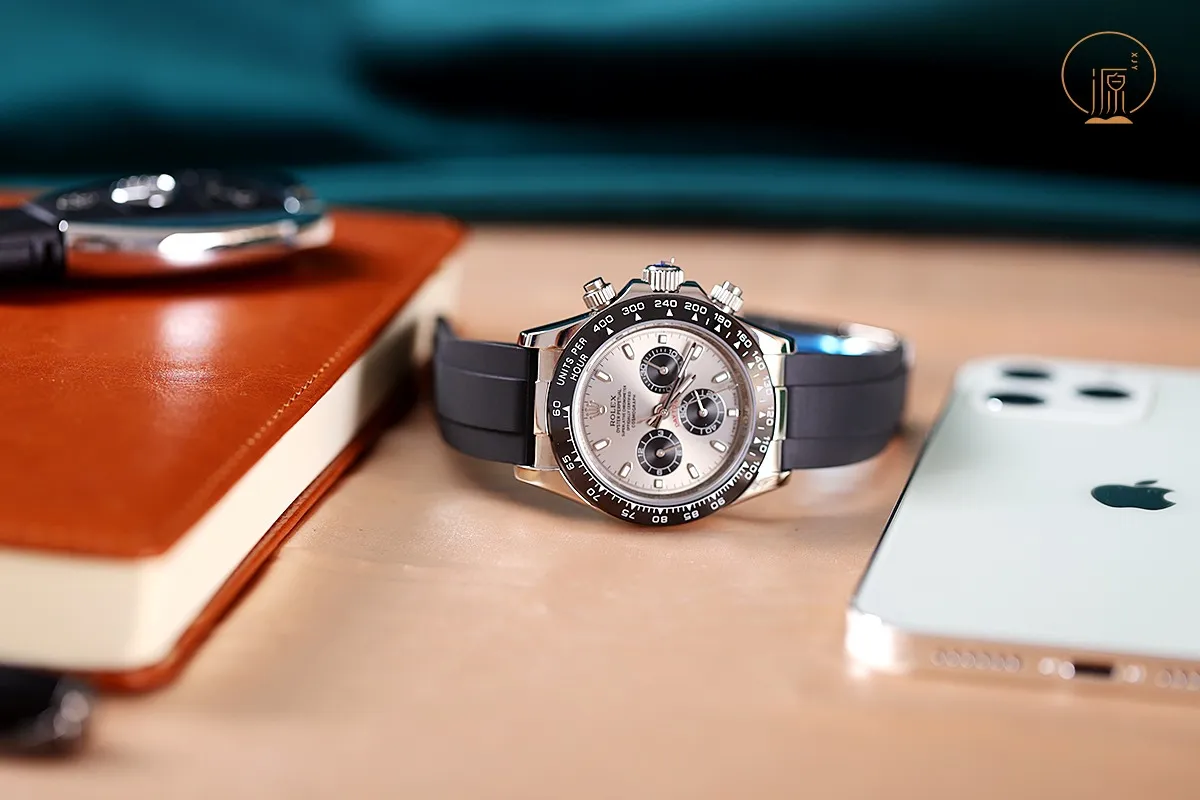 【High-end replica】💰970! Rolex Daytona Series Automatic mechanical movement, 40 mm, men's Power reserve: 50 hours Case diameter: 40 mm Case material: stainless steel; 316L stainless steel; outer ring black Cerachrom ceramic solid outer ring with tachymeter scale Dial color: black Dial shape: round Dial material: Dial with snail-shaped small seconds dial Glass material: Scratch-resistant sapphire crystal Crown Material: Stainless steel, winding crown; screw-down triple buckle triple waterproof system Strap color: silver Strap material: stainless steel; Oyster, three-row link Clasp type: folding buckle; Oyster insurance discount with 5mm easy-adjustable link extension system buckle Material: stainless steel Back: dense bottom, screw-in bottom cover deep waterproof Speed: 200-meter automatic mechanical movement, 40 mm, diameter: 40 mm Case material: stainless steel; 316L stainless steel; outer ring black Cerachrom ceramic solid outer ring with tachymeter scale Dial color: black Dial shape: round Dial material: Dial with snail-shaped small seconds dial Mirror material: scratch-resistant sapphire crystal Crown material: Stainless steel, winding crown; screw-in triple buckle triple waterproof system Strap color: silver Strap material: stainless steel; Oyster, three-row link Clasp type: folding buckle; Oyster insurance discount with 5mm easy-adjustable link extension system clasp Material: stainless steel Back: dense bottom, screw-in bottom cover Waterproof depth: 200 meters