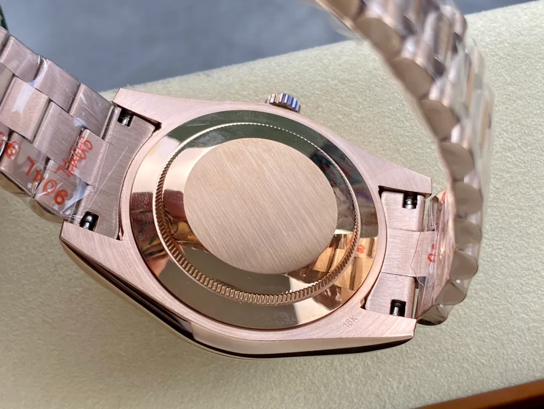 【High-end replica】💰1300! Rolex Dual Calendar Day Date Series 40mm [Diameter] 40mm [Movement] Equipped with imported fully automatic mechanical movement [Ring] Rolex RingCommand triangular pit pattern / aperture [Mirror] Scratch-resistant sapphire glass mirror [Material] Imported 316L stainless steel case [Strap] Stainless steel (Oystersteel) optional three-bead/five-bead chain strap [Buckle] Original buckle Super high quality, more beautiful in kind, market exclusive! Classic men's casual watch, the standard accessory for successful men, allowing you to wear it once and for all!