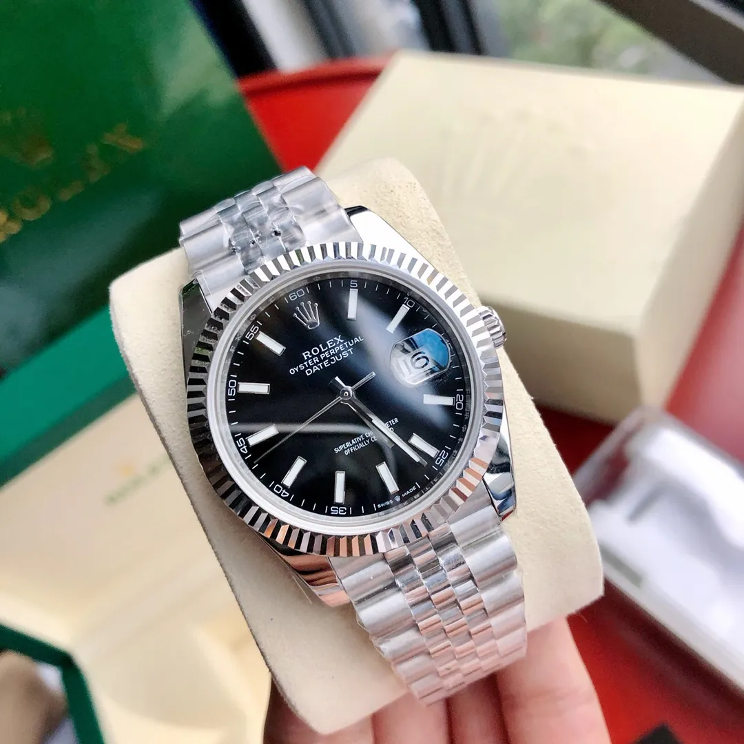 【High-end replica】💰1160! Rolex Datejust watches and Oyster Perpetual Explorer watches record every moment of windward exploration. The Datejust is the epitome of a classic watch, both in terms of function and aesthetic style, it is timeless and timeless. This watch was launched in 1945 and was the world's first self-winding watch with a date window at 3 o'clock. The watch embodies all of Rolex's major innovations at the time and laid a milestone for modern watch production. The Datejust watch still maintains its lasting aesthetic style after experiencing the baptism of time. Therefore, the Datejust watch has become one of the most easily recognized watches and has become a long-lasting classic. It is not easy to do this! The dial has a diameter of 41mm, a sapphire mirror, and the case and strap are very well made! This unique outer ring fully shapes the watch’s outstanding personality and extraordinary functions. Comes fully packaged! The price is very impressive!