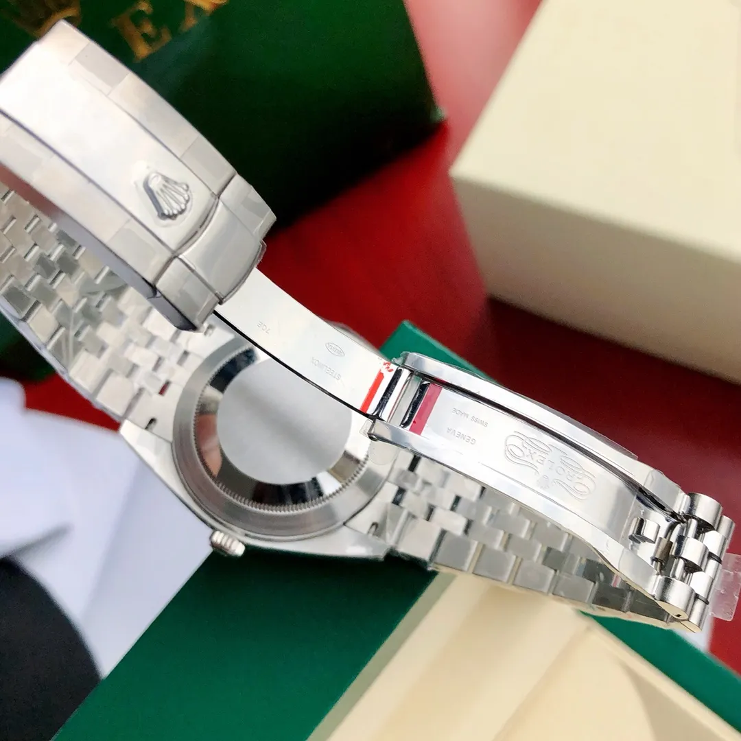 【High-end replica】💰1160! Rolex Datejust watches and Oyster Perpetual Explorer watches record every moment of windward exploration. The Datejust is the epitome of a classic watch, both in terms of function and aesthetic style, it is timeless and timeless. This watch was launched in 1945 and was the world's first self-winding watch with a date window at 3 o'clock. The watch embodies all of Rolex's major innovations at the time and laid a milestone for modern watch production. The Datejust watch still maintains its lasting aesthetic style after experiencing the baptism of time. Therefore, the Datejust watch has become one of the most easily recognized watches and has become a long-lasting classic. It is not easy to do this! The dial has a diameter of 41mm, a sapphire mirror, and the case and strap are very well made! This unique outer ring fully shapes the watch’s outstanding personality and extraordinary functions. Comes fully packaged! The price is very impressive!