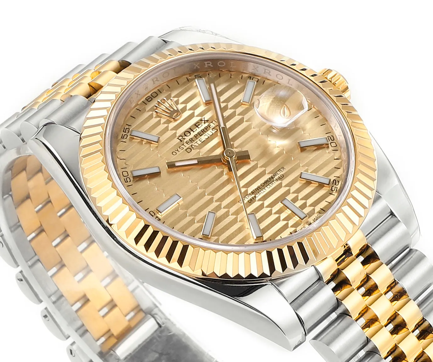 【High-end replica】💰1240! 【Customized all-in-one machine】💰1900! [Top replica] Private chat! ! ! The Rolex Datejust 41mm series creates a classic watch model. 1: The movement adopts Swiss 3235 movement. 2: In terms of material, the overall material is made of 904 steel. The curvature of the side of the case is polished in place, and the thickness of the side is consistent with the original. 3: Classic dog tooth collar. The platinum (electroplated) ring presents a radiant light effect that is extremely close to the original version, and the triangular pit pattern is clean and neat. 4: The watch mirror is made of real sapphire mirror, which increases the transparency of the watch. At the same time, it has been treated with anti-glare technology, making it very convenient to read watch data and has high hardness. 5: The only synchronous original thickness in the market is 11.5mm. This picture was taken in top reproduction quality!