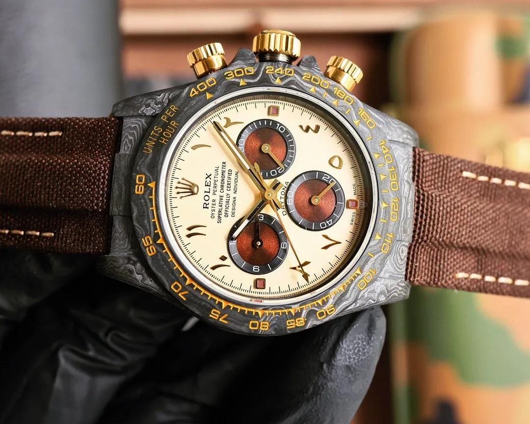 【Top replica】💰6500! The carbon fiber customized version of the TW Factory ROLEX Universe Chronograph Daytona series, the watch is not only light to wear, but also hard in appearance. And each watch has a unique carbon fiber pattern material. [Case] ​​The size of the watch is 40X12.4, which is consistent with the original. The strength of the Tw factory casts the unique style of carbon fiber Rolex. Unique to the market, the entire case, bezel and bottom cover are made of high-composite carbon fiber and super luminous powder. The details are hand-chamfered and polished. The texture is extraordinary. [Strap Buckle] The strap is made of artificial fiber woven straps, which is breathable, comfortable and soft in texture. [Movement] Using the latest accurate and mature 4801 movement (the functional thickness is the same as 4130), it perfectly realizes powerful functions and is the king of cost performance! ! !