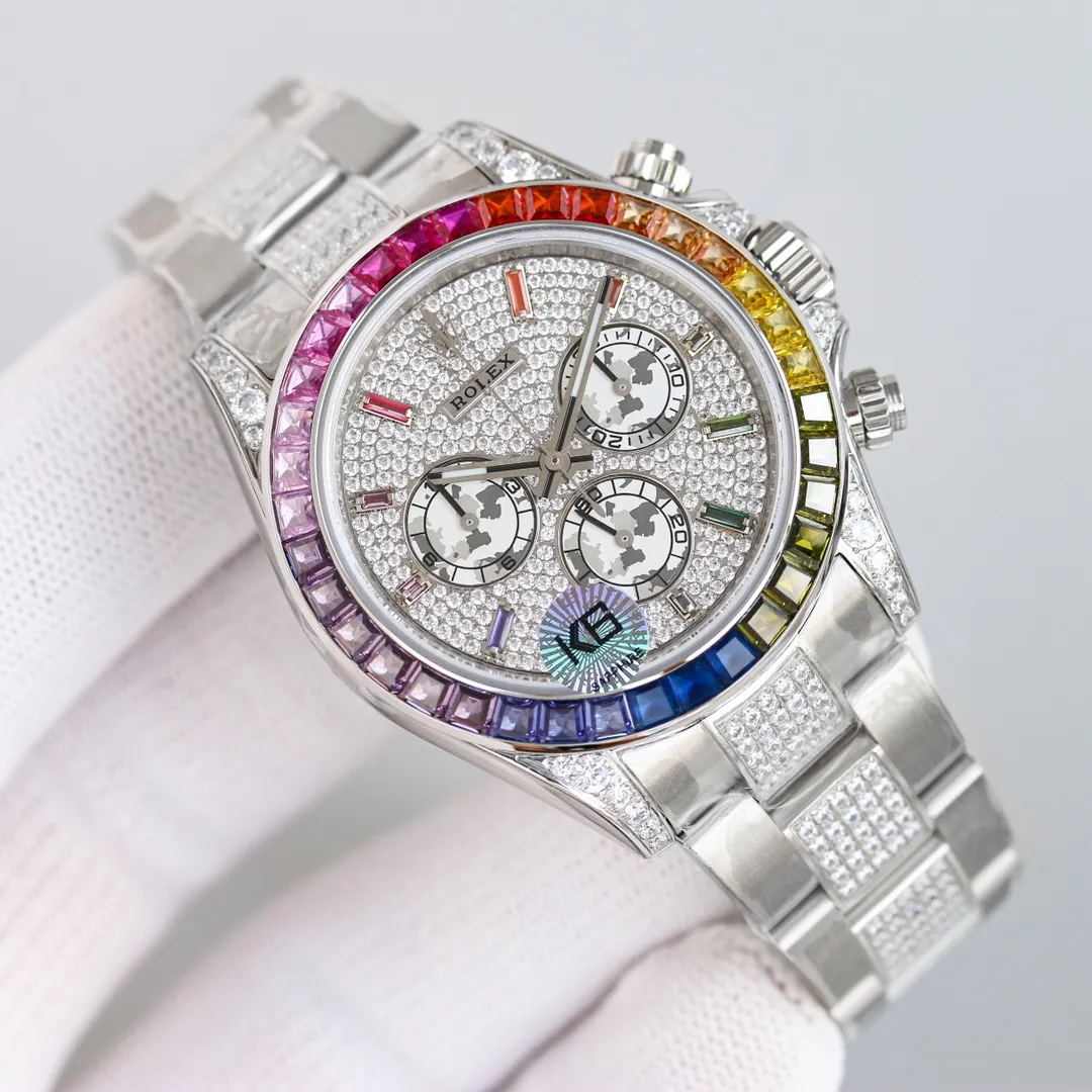 [SGP Factory] The latest second generation Rolex Daytona rainbow model! "The late rainbow slants, the sun fills the sky, and half of the mountains and rivers are stained by rain." The pure black dial is like a dusk background, which highlights the colorful rainbow scales on the dial and outer ring, while the diamonds on the lugs and shoulder guards are like raindrops, with a shiny and translucent texture. Compared with the first generation, this year’s new Rainbow Di has three main shell changes, namely dial scale, pointer color and case material! In the second generation, Rolex removed the large square diamond scales and replaced them with bar-shaped gemstone scales. What’s even more valuable is that the arrangement of these gemstone scales also shows a gradient effect, and corresponds one-to-one with the color of the gradient gemstones on the outer ring. The "Second Generation Rainbow Daytona" watch case and strap are made of 316L fine steel and polished. Each case is CNC processed in all details, and then polished by manual processes. The polishing and inspection workmanship is fine. The angle of the ring, the size and number of gems, and the color are consistent with the rainbow gradient effect of the counter. The literal K movement uses 7750, and the timing function is synchronized with the counter. The strap is equipped with an Oyster safety buckle to prevent accidental opening. This elegant solid link strap is comfortable to wear and very easy to operate! The biggest feature of this watch is the colorful gems on the bezel and the twelve colored diamond scales on the face. The color gradient effect corresponds one to one. These gems shine with red, orange, yellow, green, blue, purple and other colorful colors, just like adding graceful and varied colors. Rolex carefully selected exquisite and exquisite gems, and combined them together to give the watch a strange brilliance.
