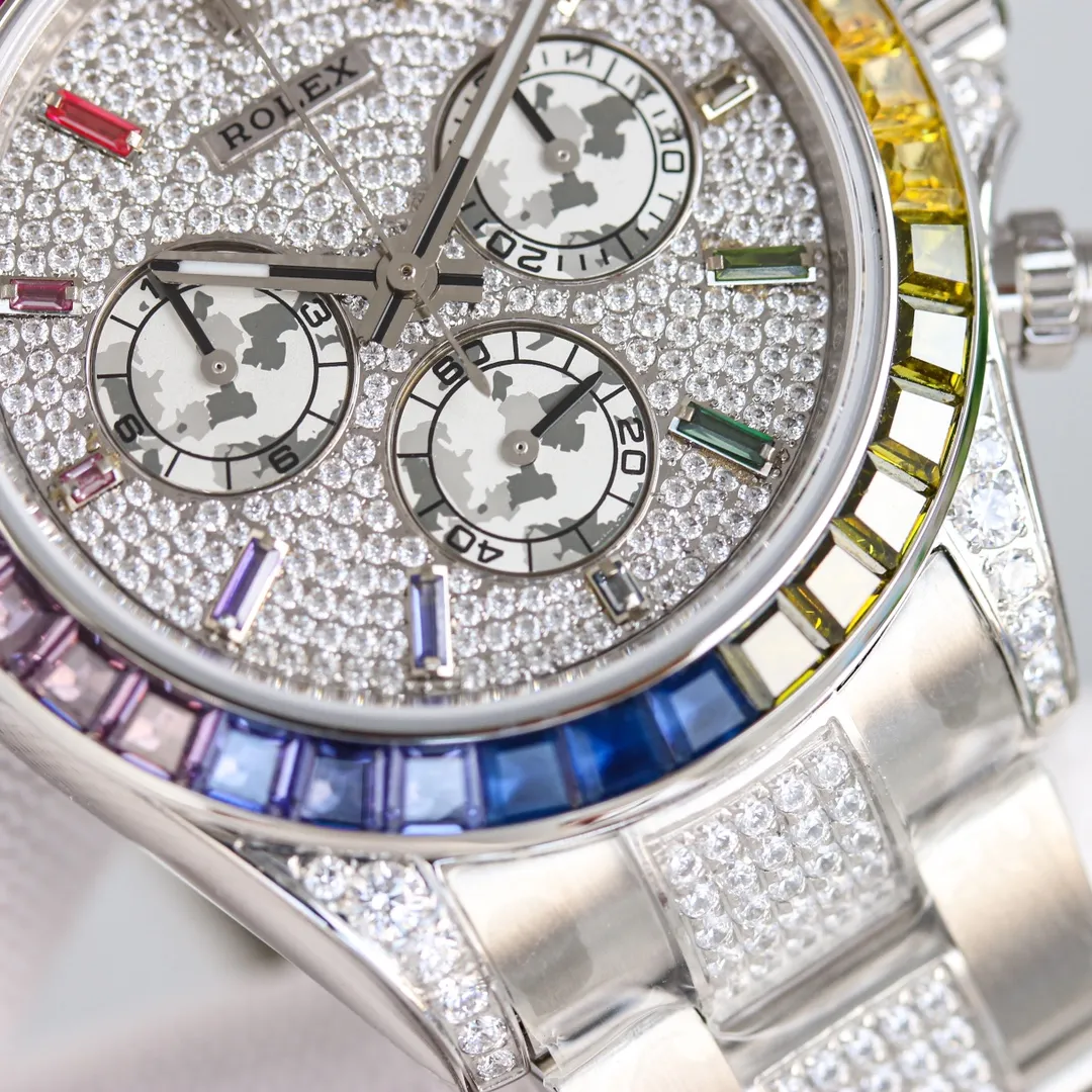[SGP Factory] The latest second generation Rolex Daytona rainbow model! "The late rainbow slants, the sun fills the sky, and half of the mountains and rivers are stained by rain." The pure black dial is like a dusk background, which highlights the colorful rainbow scales on the dial and outer ring, while the diamonds on the lugs and shoulder guards are like raindrops, with a shiny and translucent texture. Compared with the first generation, this year’s new Rainbow Di has three main shell changes, namely dial scale, pointer color and case material! In the second generation, Rolex removed the large square diamond scales and replaced them with bar-shaped gemstone scales. What’s even more valuable is that the arrangement of these gemstone scales also shows a gradient effect, and corresponds one-to-one with the color of the gradient gemstones on the outer ring. The "Second Generation Rainbow Daytona" watch case and strap are made of 316L fine steel and polished. Each case is CNC processed in all details, and then polished by manual processes. The polishing and inspection workmanship is fine. The angle of the ring, the size and number of gems, and the color are consistent with the rainbow gradient effect of the counter. The literal K movement uses 7750, and the timing function is synchronized with the counter. The strap is equipped with an Oyster safety buckle to prevent accidental opening. This elegant solid link strap is comfortable to wear and very easy to operate! The biggest feature of this watch is the colorful gems on the bezel and the twelve colored diamond scales on the face. The color gradient effect corresponds one to one. These gems shine with red, orange, yellow, green, blue, purple and other colorful colors, just like adding graceful and varied colors. Rolex carefully selected exquisite and exquisite gems, and combined them together to give the watch a strange brilliance.