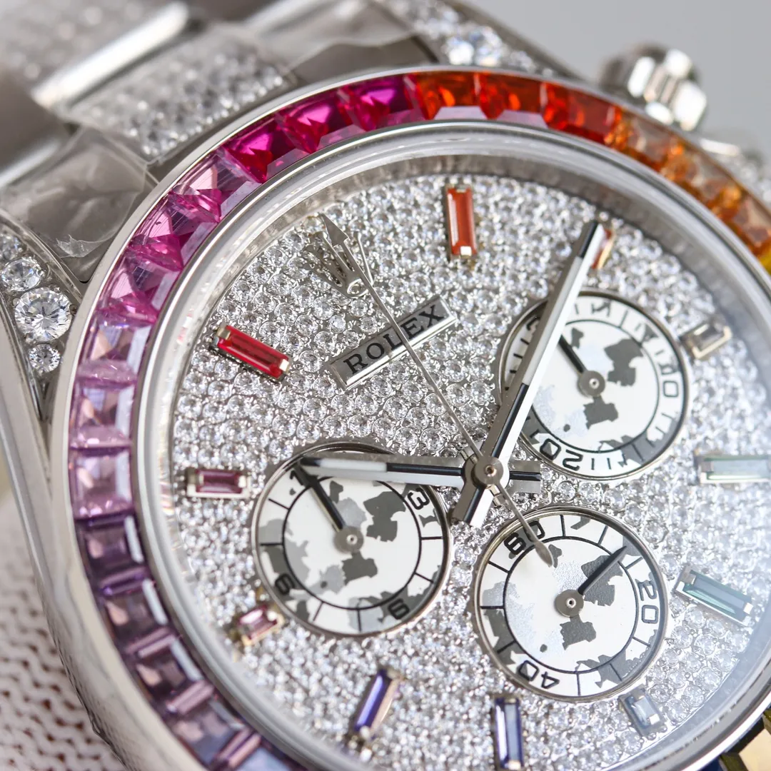 [SGP Factory] The latest second generation Rolex Daytona rainbow model! "The late rainbow slants, the sun fills the sky, and half of the mountains and rivers are stained by rain." The pure black dial is like a dusk background, which highlights the colorful rainbow scales on the dial and outer ring, while the diamonds on the lugs and shoulder guards are like raindrops, with a shiny and translucent texture. Compared with the first generation, this year’s new Rainbow Di has three main shell changes, namely dial scale, pointer color and case material! In the second generation, Rolex removed the large square diamond scales and replaced them with bar-shaped gemstone scales. What’s even more valuable is that the arrangement of these gemstone scales also shows a gradient effect, and corresponds one-to-one with the color of the gradient gemstones on the outer ring. The "Second Generation Rainbow Daytona" watch case and strap are made of 316L fine steel and polished. Each case is CNC processed in all details, and then polished by manual processes. The polishing and inspection workmanship is fine. The angle of the ring, the size and number of gems, and the color are consistent with the rainbow gradient effect of the counter. The literal K movement uses 7750, and the timing function is synchronized with the counter. The strap is equipped with an Oyster safety buckle to prevent accidental opening. This elegant solid link strap is comfortable to wear and very easy to operate! The biggest feature of this watch is the colorful gems on the bezel and the twelve colored diamond scales on the face. The color gradient effect corresponds one to one. These gems shine with red, orange, yellow, green, blue, purple and other colorful colors, just like adding graceful and varied colors. Rolex carefully selected exquisite and exquisite gems, and combined them together to give the watch a strange brilliance.