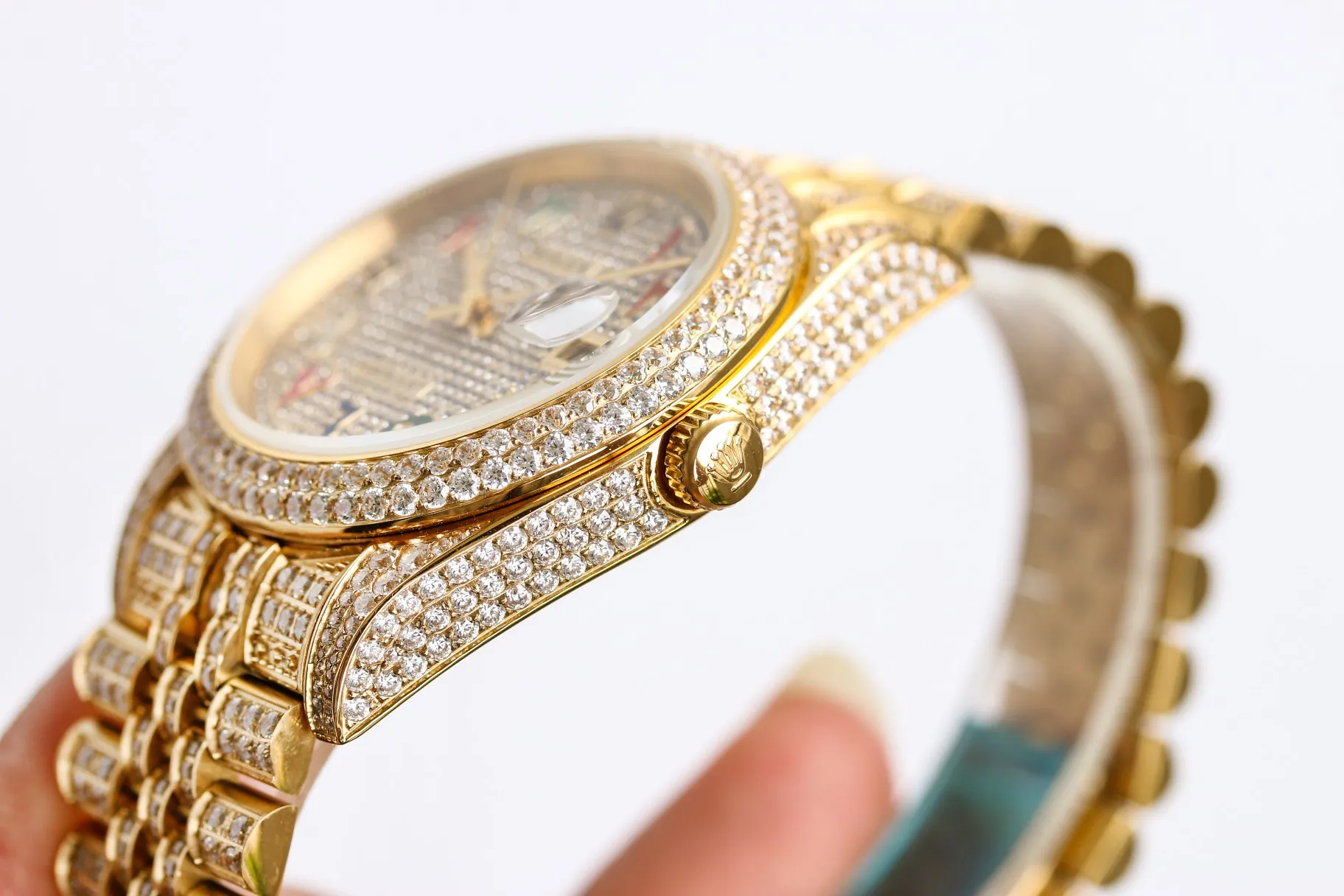 【Top Replica】💰Private chat! Rolex Diary Full Diamond Rich Edition Luxurious 18k Nano Technology! The entire shell and steel belt are inlaid with Swarovski crystal diamonds! (If diamonds fall out due to non-human factors within 5 years, they will be replenished free of charge), which makes the sparkling effect under the light even better! Brand new with 5 sets of full diamond steel belts! 41mm original size, using fully automatic imported mechanical 3255 movement, sapphire scratch-resistant glass mirror, 18k vacuum plating that will never fade, the best luxury recommendation for gift giving!