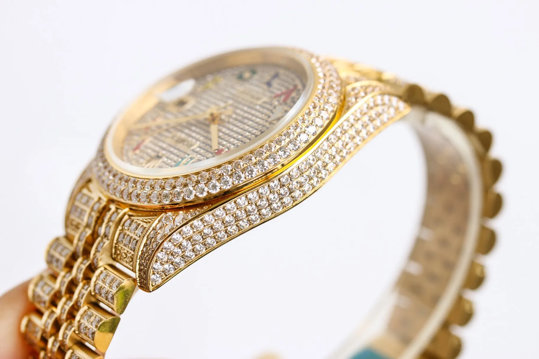 【Top Replica】💰Private chat! Rolex Diary Full Diamond Rich Edition Luxurious 18k Nano Technology! The entire shell and steel belt are inlaid with Swarovski crystal diamonds! (If diamonds fall out due to non-human factors within 5 years, they will be replenished free of charge), which makes the sparkling effect under the light even better! Brand new with 5 sets of full diamond steel belts! 41mm original size, using fully automatic imported mechanical 3255 movement, sapphire scratch-resistant glass mirror, 18k vacuum plating that will never fade, the best luxury recommendation for gift giving!
