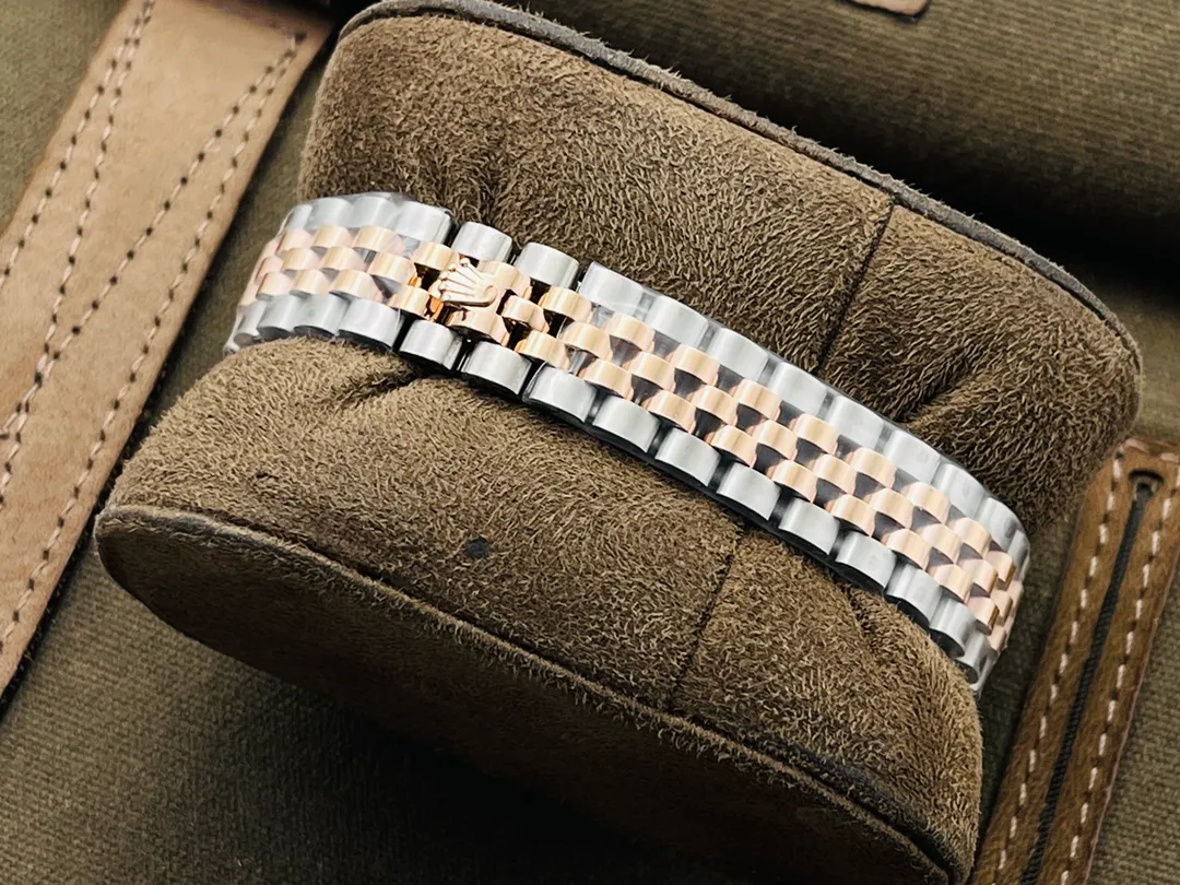 【Top replica】💰4500! Rolex Women's Datejust 28MM Datejust Watch! 1⃣️The case diameter remains the same as the original 28MM. The stainless steel watch case is forged from 904L stainless steel, which is durable! 2⃣️ Equipped with Swiss 3135 movement, its performance is extremely stable. Its shock resistance and geometric structure enable the movement to maintain regular operation in any position. 3⃣️The triangular grooved bottom cover is tightened with special tools to completely seal the watch case. The winding crown adopts a double buckle lock dual waterproof system and is firmly screwed to the watch case, making it more waterproof. 4⃣️A small window convex lens is installed at 3 o'clock to enlarge the date display of the watch, making it easier to read the date. The waterproof Oyster case of the women's journal type provides the best protection for the high-precision movement! 5⃣️904L watch strap and new double-headed connection method under the outer ring (can be used with the original), concealed folding crown buckle, opened with an articulated Rolex crown logo. 6⃣️Comes with special watch removal tools + special watch storage bag! DR Factory2021's ingenious masterpiece creates a high-quality model of Rolex women's watches. Welcome for your appreciation!