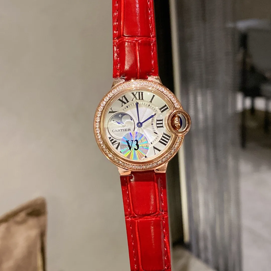 【Foreign trade import】💰1040! Cartier Blue Balloon, exquisite 33mm quartz watch, 9-digit sun, moon and stars large frame display, starry sky running, time flowing, special craftsmanship with diamonds, perfect personality. Matched with fish-eye sapphire glass, using Swiss original Swiss quartz movement, accurate travel time, imported high-gloss cowhide leather belt, original folding buckle, look for high-quality complete package and wear warranty card tag.