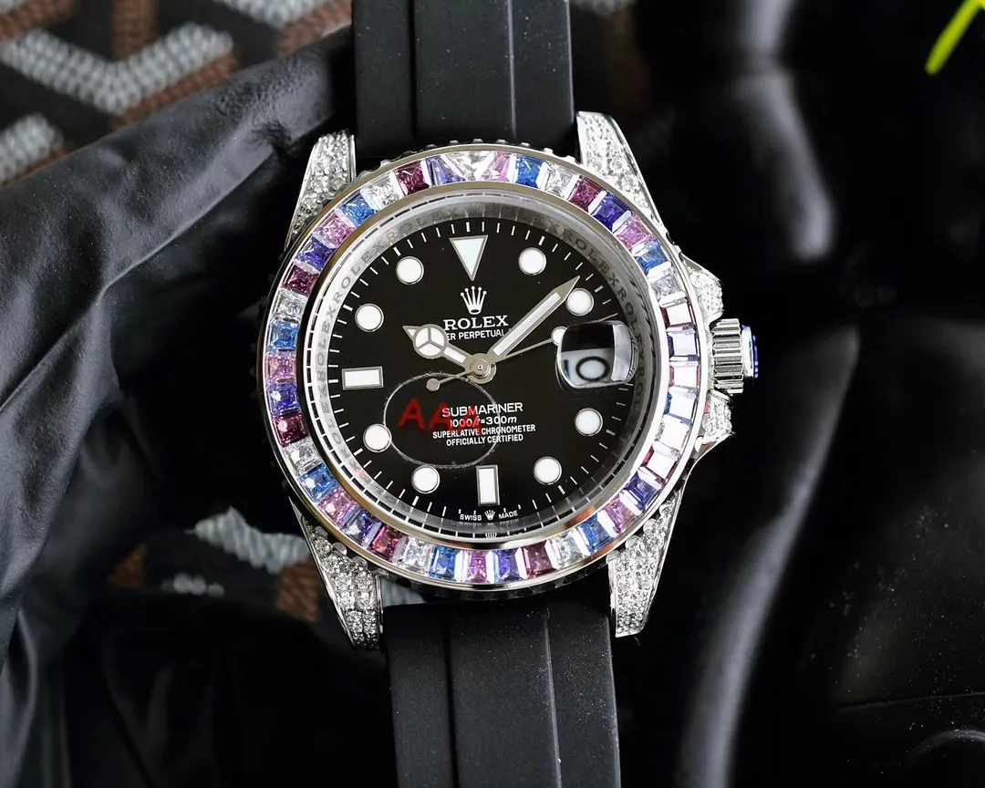 【Customized all-in-one machine】💰1640! Rolex's top toy addict, if you don't like fake street watches, he will definitely be your best friend. Rolex's most classic Submariner Submariner was used as the prototype. After a second modification of the ring, it was then inlaid with top-quality natural stones. It is very shiny and extremely difficult. It is currently the most sparkling craftsmanship of the same material. The movement adopts a fully automatic mechanical movement, with super luminous characters. The tape is specially customized with a mold to make elbows, which completely fits the case. The 2cm flexible adjustment buckle inside the buckle makes it easy to adjust the size. Profession creates the future, once and for all. Size 40mm!