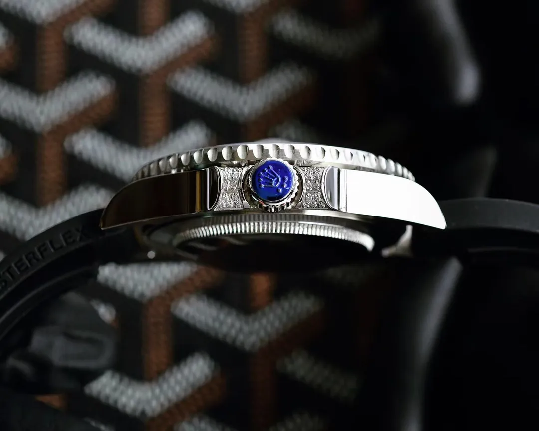 【Customized all-in-one machine】💰1640! Rolex's top toy addict, if you don't like fake street watches, he will definitely be your best friend. Rolex's most classic Submariner Submariner was used as the prototype. After a second modification of the ring, it was then inlaid with top-quality natural stones. It is very shiny and extremely difficult. It is currently the most sparkling craftsmanship of the same material. The movement adopts a fully automatic mechanical movement, with super luminous characters. The tape is specially customized with a mold to make elbows, which completely fits the case. The 2cm flexible adjustment buckle inside the buckle makes it easy to adjust the size. Profession creates the future, once and for all. Size 40mm!