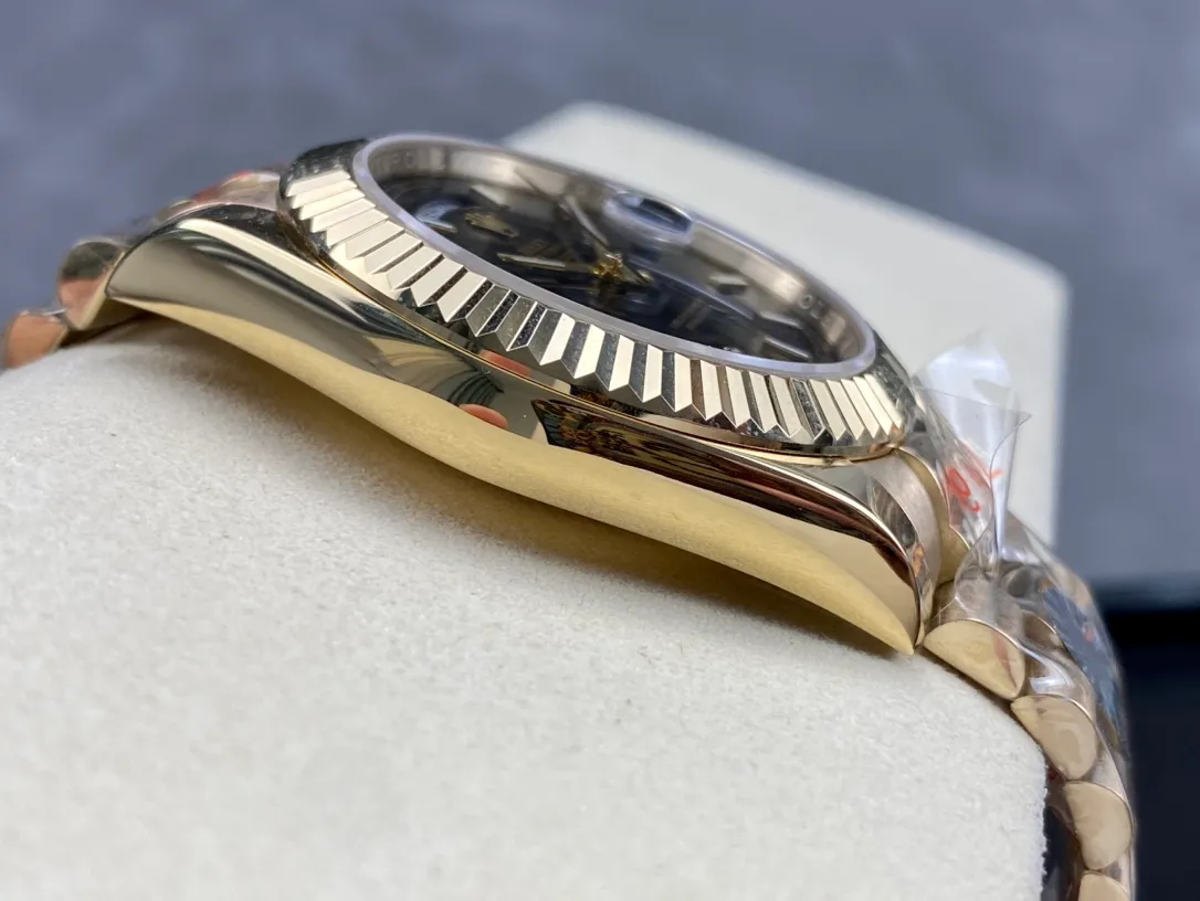 【High-end replica】💰1300! Rolex Dual Calendar Day Date Series 40mm [Diameter] 40mm [Movement] Equipped with imported fully automatic mechanical movement [Ring] Rolex RingCommand triangular pit pattern / aperture [Mirror] Scratch-resistant sapphire glass mirror [Material] Imported 316L stainless steel case [Strap] Stainless steel (Oystersteel) optional three-bead/five-bead chain strap [Buckle] Original buckle Super high quality, more beautiful in kind, market exclusive! Classic men's casual watch, the standard accessory for successful men, allowing you to wear it once and for all!