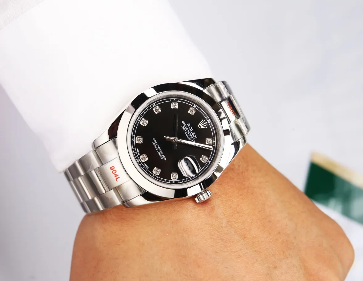 【High-end replica】💰1240! 【Customized all-in-one machine】💰1920! Taiwan factory makes strong comeback‼ ️‼ ️Outstanding work - Rolex Oyster Perpetual Datejust 41mm series watch, timeless elegance! Factory code: M126338... The 6-digit internal code is consistent with the card, and the entire set must be completed for return or exchange! [Oyster case, symbol of waterproofing] The diameter of the watch is 41mm, the thickness is consistent with the original, and the data is consistent with the genuine product 1. Classic Oyster case with triangular grooved outer ring 2. The handle adopts a screw-in design to restore the double buckle double waterproof system 3. Mirror material - anti-scratch blue crystal glass, anti-reflective convex magnification (2.5 times) calendar window [Strap details] Different watches are matched with different steel straps 1. Commemorative strap Jubilee Bracelet (five-bead belt) Material: stainless steel, commemorative type, five-row link 2. Oyster bracelet Oyster Bracelet (3-bead belt). Material: Stainless steel, head-shaped, semi-circular three-row link 3. Buckle type Folding buckle, concealed folding crown buckle [Movement] Using the exquisite and stable imported 9015 all-in-one mechanical movement, it is stable and simple, reserved, showy but not flattering, and long-lasting elegance! (Extreme reproduction requirements create high quality, playing with more than just concepts!) (Focus on original new machines) Focus is an attitude, produced by JH! The pictures were taken with a customized all-in-one machine!