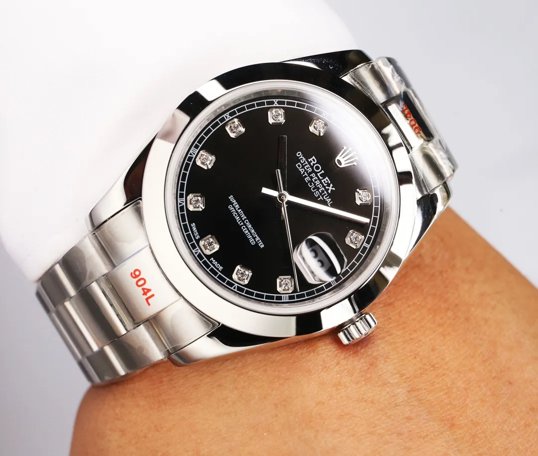 【High-end replica】💰1240! 【Customized all-in-one machine】💰1920! Taiwan factory makes strong comeback‼ ️‼ ️Outstanding work - Rolex Oyster Perpetual Datejust 41mm series watch, timeless elegance! Factory code: M126338... The 6-digit internal code is consistent with the card, and the entire set must be completed for return or exchange! [Oyster case, symbol of waterproofing] The diameter of the watch is 41mm, the thickness is consistent with the original, and the data is consistent with the genuine product 1. Classic Oyster case with triangular grooved outer ring 2. The handle adopts a screw-in design to restore the double buckle double waterproof system 3. Mirror material - anti-scratch blue crystal glass, anti-reflective convex magnification (2.5 times) calendar window [Strap details] Different watches are matched with different steel straps 1. Commemorative strap Jubilee Bracelet (five-bead belt) Material: stainless steel, commemorative type, five-row link 2. Oyster bracelet Oyster Bracelet (3-bead belt). Material: Stainless steel, head-shaped, semi-circular three-row link 3. Buckle type Folding buckle, concealed folding crown buckle [Movement] Using the exquisite and stable imported 9015 all-in-one mechanical movement, it is stable and simple, reserved, showy but not flattering, and long-lasting elegance! (Extreme reproduction requirements create high quality, playing with more than just concepts!) (Focus on original new machines) Focus is an attitude, produced by JH! The pictures were taken with a customized all-in-one machine!