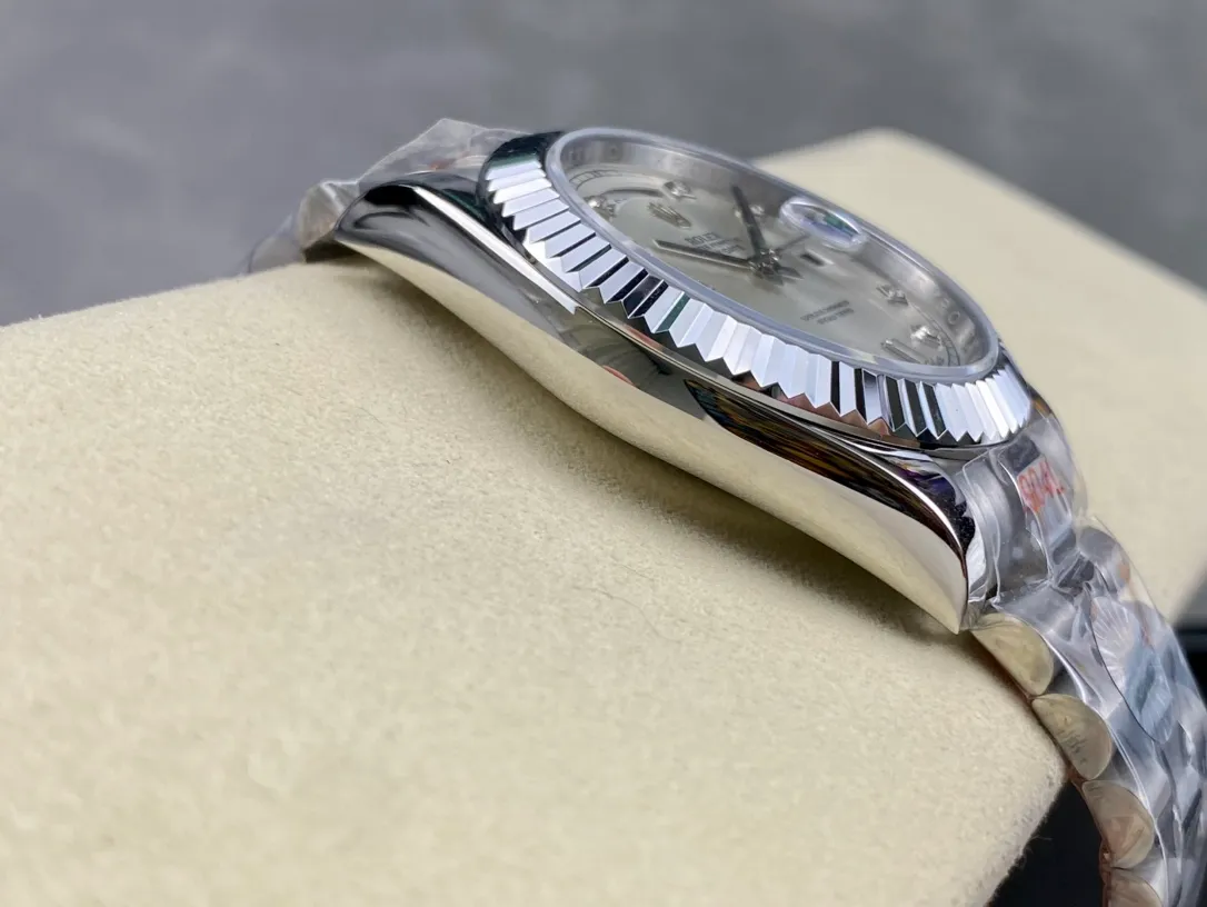 【High-end replica】💰1300! Rolex Dual Calendar Day Date Series 40mm [Diameter] 40mm [Movement] Equipped with imported fully automatic mechanical movement [Ring] Rolex RingCommand triangular pit pattern / aperture [Mirror] Scratch-resistant sapphire glass mirror [Material] Imported 316L stainless steel case [Strap] Stainless steel (Oystersteel) optional three-bead/five-bead chain strap [Buckle] Original buckle Super high quality, more beautiful in kind, market exclusive! Classic men's casual watch, the standard accessory for successful men, allowing you to wear it once and for all!