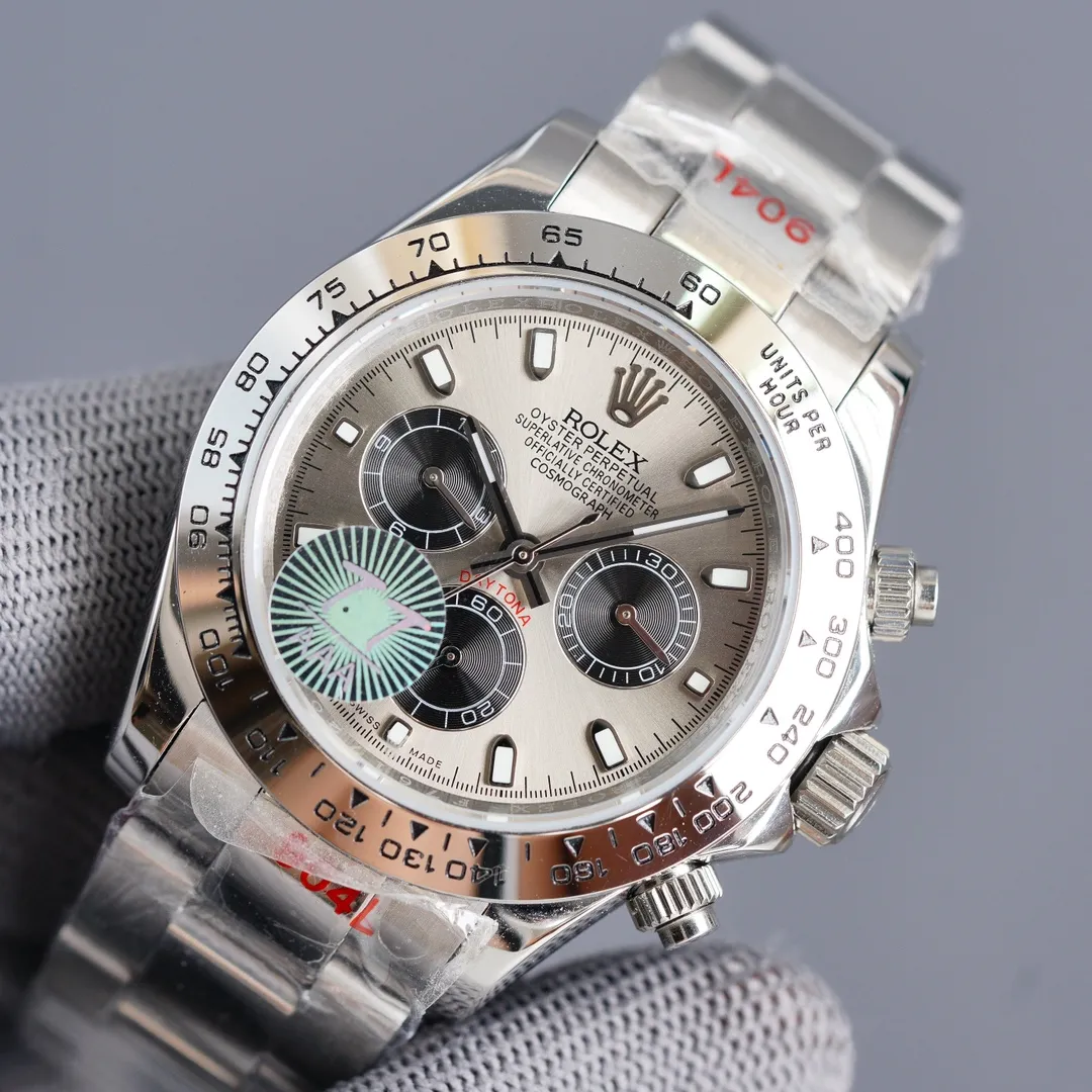 【Foreign trade import】💰2400! TT Factory August "Upgraded Version" 8⃣️🈷️Major Upgrade: The letter adopts the latest technology "self-priming" luminous technology. The brightness is twice that of the 2020 version. The color is corrected and the light is more durable. It is full of texture. Figure 5⃣️shown⚠️⚠️ Tt Factory deeply understands the customer's heart and creates high-quality, cost-effective watches with "craftsmanship". "Check every layer" and "lock tightly" just for you. Enjoy the charm on your wrist! ! ! [Rolex Cosmograph Daytona Series] [Movement] A customized three-eye enlarged version of the fully automatic mechanical movement is used to make the distance between the three function dials the same as the original. [Case] ​​40mmX13mm deep black ceramic solid outer ring with speed scale (real ceramic technology, non-scratchable, never fade, texture consistent with the original) [Dial] The function dial font and the dial logo are superimposed on the printing process, and there will be a slight bulge when viewed from the side. The background texture of the disk has been filtered and corrected countless times to ensure that it is 100% consistent with the original. The Rolex metal LOGO on it is separately molded, and it can be compared to the original in terms of three-dimensionality and roundness. The easy-to-read Chroma light luminous display is equipped with long-lasting luminous material. [Mirror] Flat sapphire crystal glass is scratch-resistant, and the effect will never be ghosted, consistent with the original product. ⚠️⚠️ (Six-digit Rolex’s unique anti-counterfeiting mark, small crown👑) [Buckle] Made of imported 316 steel and polished from 1:1 parts. The inner side is sanded and corroded by the Rolex steel seal. The external buckle safety ring is exactly the same as the original one. ⌚️⌚️ Produced by Tt factory, perfect in every detail.