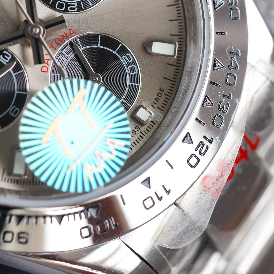 【Foreign trade import】💰2400! TT Factory August "Upgraded Version" 8⃣️🈷️Major Upgrade: The letter adopts the latest technology "self-priming" luminous technology. The brightness is twice that of the 2020 version. The color is corrected and the light is more durable. It is full of texture. Figure 5⃣️shown⚠️⚠️ Tt Factory deeply understands the customer's heart and creates high-quality, cost-effective watches with "craftsmanship". "Check every layer" and "lock tightly" just for you. Enjoy the charm on your wrist! ! ! [Rolex Cosmograph Daytona Series] [Movement] A customized three-eye enlarged version of the fully automatic mechanical movement is used to make the distance between the three function dials the same as the original. [Case] ​​40mmX13mm deep black ceramic solid outer ring with speed scale (real ceramic technology, non-scratchable, never fade, texture consistent with the original) [Dial] The function dial font and the dial logo are superimposed on the printing process, and there will be a slight bulge when viewed from the side. The background texture of the disk has been filtered and corrected countless times to ensure that it is 100% consistent with the original. The Rolex metal LOGO on it is separately molded, and it can be compared to the original in terms of three-dimensionality and roundness. The easy-to-read Chroma light luminous display is equipped with long-lasting luminous material. [Mirror] Flat sapphire crystal glass is scratch-resistant, and the effect will never be ghosted, consistent with the original product. ⚠️⚠️ (Six-digit Rolex’s unique anti-counterfeiting mark, small crown👑) [Buckle] Made of imported 316 steel and polished from 1:1 parts. The inner side is sanded and corroded by the Rolex steel seal. The external buckle safety ring is exactly the same as the original one. ⌚️⌚️ Produced by Tt factory, perfect in every detail.