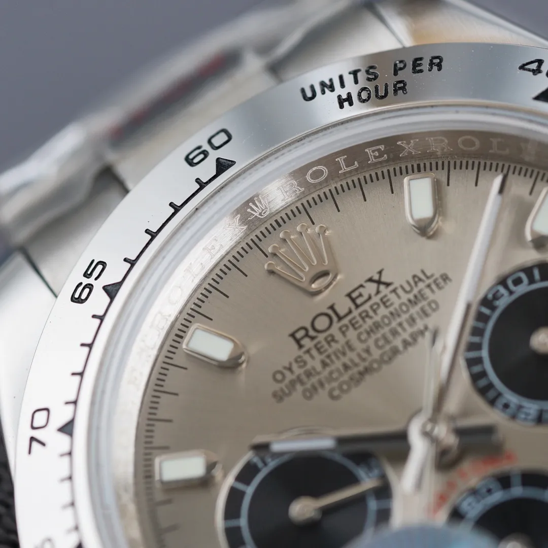 【Foreign trade import】💰2400! TT Factory August "Upgraded Version" 8⃣️🈷️Major Upgrade: The letter adopts the latest technology "self-priming" luminous technology. The brightness is twice that of the 2020 version. The color is corrected and the light is more durable. It is full of texture. Figure 5⃣️shown⚠️⚠️ Tt Factory deeply understands the customer's heart and creates high-quality, cost-effective watches with "craftsmanship". "Check every layer" and "lock tightly" just for you. Enjoy the charm on your wrist! ! ! [Rolex Cosmograph Daytona Series] [Movement] A customized three-eye enlarged version of the fully automatic mechanical movement is used to make the distance between the three function dials the same as the original. [Case] ​​40mmX13mm deep black ceramic solid outer ring with speed scale (real ceramic technology, non-scratchable, never fade, texture consistent with the original) [Dial] The function dial font and the dial logo are superimposed on the printing process, and there will be a slight bulge when viewed from the side. The background texture of the disk has been filtered and corrected countless times to ensure that it is 100% consistent with the original. The Rolex metal LOGO on it is separately molded, and it can be compared to the original in terms of three-dimensionality and roundness. The easy-to-read Chroma light luminous display is equipped with long-lasting luminous material. [Mirror] Flat sapphire crystal glass is scratch-resistant, and the effect will never be ghosted, consistent with the original product. ⚠️⚠️ (Six-digit Rolex’s unique anti-counterfeiting mark, small crown👑) [Buckle] Made of imported 316 steel and polished from 1:1 parts. The inner side is sanded and corroded by the Rolex steel seal. The external buckle safety ring is exactly the same as the original one. ⌚️⌚️ Produced by Tt factory, perfect in every detail.