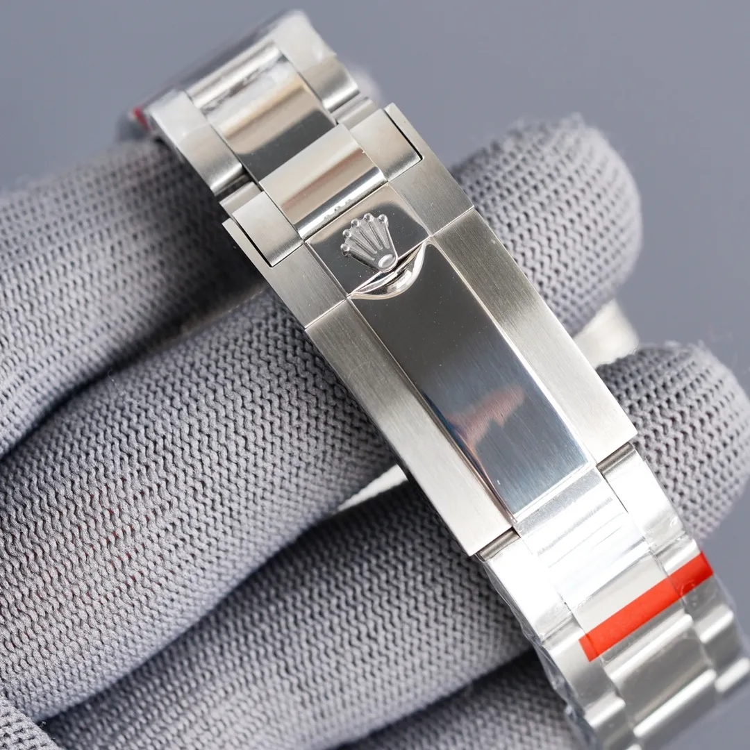 【Foreign trade import】💰2400! TT Factory August "Upgraded Version" 8⃣️🈷️Major Upgrade: The letter adopts the latest technology "self-priming" luminous technology. The brightness is twice that of the 2020 version. The color is corrected and the light is more durable. It is full of texture. Figure 5⃣️shown⚠️⚠️ Tt Factory deeply understands the customer's heart and creates high-quality, cost-effective watches with "craftsmanship". "Check every layer" and "lock tightly" just for you. Enjoy the charm on your wrist! ! ! [Rolex Cosmograph Daytona Series] [Movement] A customized three-eye enlarged version of the fully automatic mechanical movement is used to make the distance between the three function dials the same as the original. [Case] ​​40mmX13mm deep black ceramic solid outer ring with speed scale (real ceramic technology, non-scratchable, never fade, texture consistent with the original) [Dial] The function dial font and the dial logo are superimposed on the printing process, and there will be a slight bulge when viewed from the side. The background texture of the disk has been filtered and corrected countless times to ensure that it is 100% consistent with the original. The Rolex metal LOGO on it is separately molded, and it can be compared to the original in terms of three-dimensionality and roundness. The easy-to-read Chroma light luminous display is equipped with long-lasting luminous material. [Mirror] Flat sapphire crystal glass is scratch-resistant, and the effect will never be ghosted, consistent with the original product. ⚠️⚠️ (Six-digit Rolex’s unique anti-counterfeiting mark, small crown👑) [Buckle] Made of imported 316 steel and polished from 1:1 parts. The inner side is sanded and corroded by the Rolex steel seal. The external buckle safety ring is exactly the same as the original one. ⌚️⌚️ Produced by Tt factory, perfect in every detail.