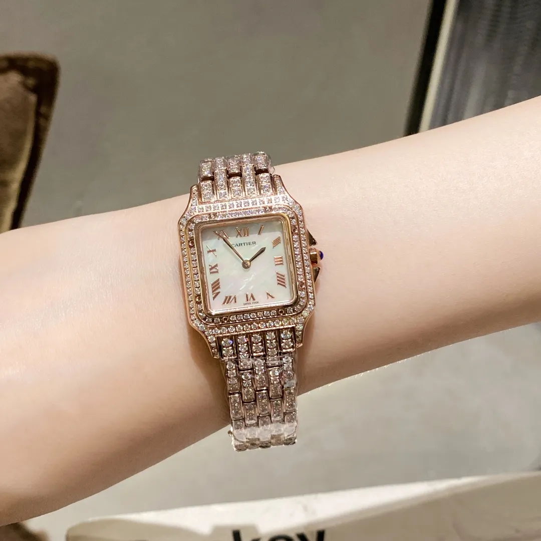 【Foreign trade import】💰2400! Luxury version of the full-diamond Cartier Panthère watch, gorgeous and unruly, is the aesthetic style conveyed by the Panthère de Cartier Cheetah. Its lines are smooth, charming, soft and docile on the wrist, as if dancing on the skin. The unique shape highlights a mature, elegant, confident and attractive female image. The case is one-piece, 27mm medium size, equipped with original Swiss quartz movement, 316L stainless steel case, crown set with a synthetic blue spinel, silver-plated dial, sword-shaped blue steel hands
