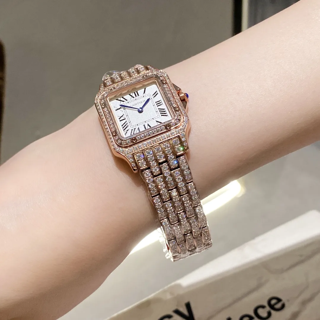 【Foreign trade import】💰2400! Luxury version of the full-diamond Cartier Panthère watch, gorgeous and unruly, is the aesthetic style conveyed by the Panthère de Cartier Cheetah. Its lines are smooth, charming, soft and docile on the wrist, as if dancing on the skin. The unique shape highlights a mature, elegant, confident and attractive female image. The case is one-piece, 27mm medium size, equipped with original Swiss quartz movement, 316L stainless steel case, crown set with a synthetic blue spinel, silver-plated dial, sword-shaped blue steel hands