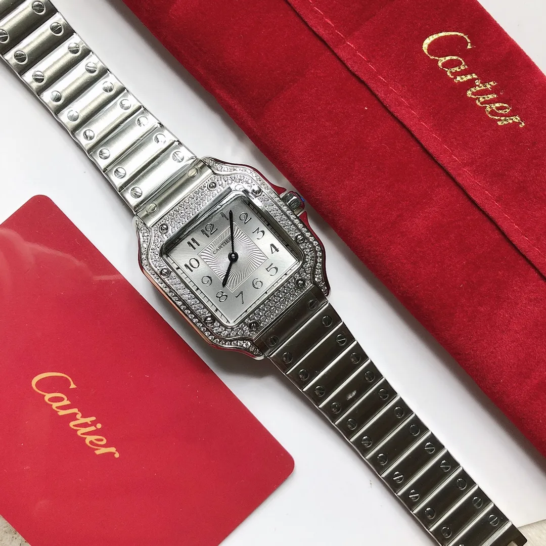 【Foreign trade import】💰1360! The first public launch of the new V12 version of Cartier, 35mm women's Santos (ultra-thin series) exclusive customized Cartier red bag, genuine original order mold opening, movement type: imported quartz movement. Table diameter: Female 35 Case material: 316 stainless steel. The steel belt has Cartier's unique screws, and the belt is calfskin imported from Italy. The details and workmanship are consistent with the original product. Taiwan G Factory v12 version exclusive quality ⚠️⚠️ (exclusively equipped with a red bag) no returns or exchanges will be accepted without a bag.
