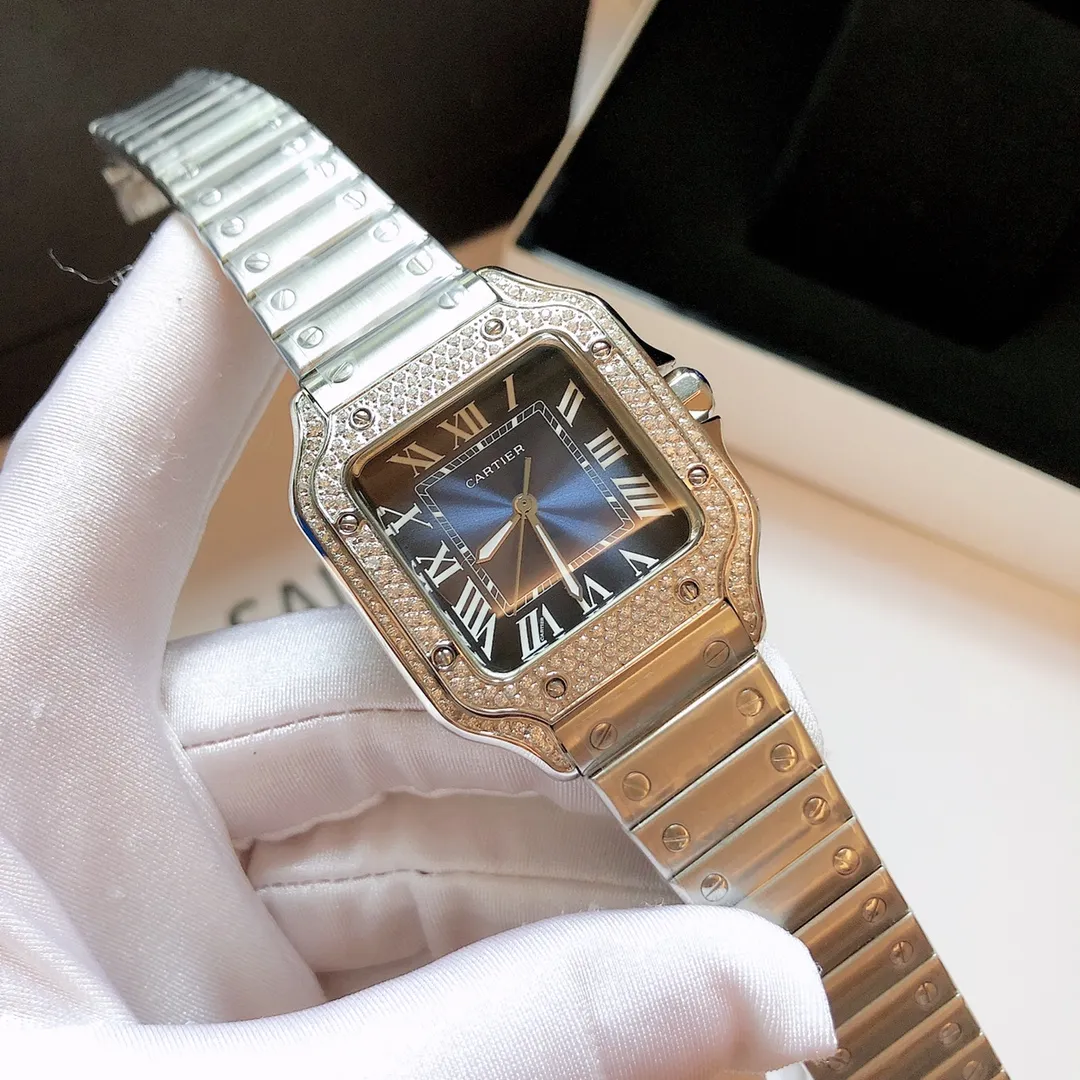 【Foreign trade import】💰1360! The first public launch of the new V12 version of Cartier, 35mm women's Santos (ultra-thin series) exclusive customized Cartier red bag, genuine original order mold opening, movement type: imported quartz movement. Table diameter: Female 35 Case material: 316 stainless steel. The steel belt has Cartier's unique screws, and the belt is calfskin imported from Italy. The details and workmanship are consistent with the original product. Taiwan G Factory v12 version exclusive quality ⚠️⚠️ (exclusively equipped with a red bag) no returns or exchanges will be accepted without a bag.