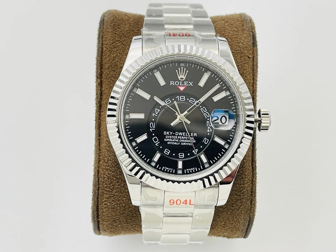 【Top replica】💰4500! Rolex Sky-Dweller Skywalker! Wonderful details: [Case] ​​size is 42 mm, stable, reliable, graceful and generous! The bezel adopts the Rolex Ring Command triangular groove pattern, and the month function can be adjusted by rotating the outer ring! Scratch-resistant sapphire crystal, anti-reflective convex magnifying calendar window [Watch strap] Oyster steel! Three rows of links, Oyster discount with 5mm easy-adjustable link extension system [Dial] Radiant sun texture, scale 12 small window red dot month display [Movement] Equipped with fully automatic Swiss mechanical 9001 movement! [Function] Date display/month display/annual calendar display/dual time zone! Factory's ingenuity is worth owning!