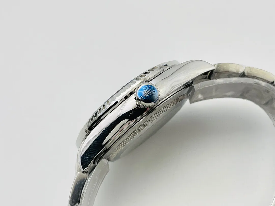【Top replica】💰4500! Rolex Sky-Dweller Skywalker! Wonderful details: [Case] ​​size is 42 mm, stable, reliable, graceful and generous! The bezel adopts the Rolex Ring Command triangular groove pattern, and the month function can be adjusted by rotating the outer ring! Scratch-resistant sapphire crystal, anti-reflective convex magnifying calendar window [Watch strap] Oyster steel! Three rows of links, Oyster discount with 5mm easy-adjustable link extension system [Dial] Radiant sun texture, scale 12 small window red dot month display [Movement] Equipped with fully automatic Swiss mechanical 9001 movement! [Function] Date display/month display/annual calendar display/dual time zone! Factory's ingenuity is worth owning!