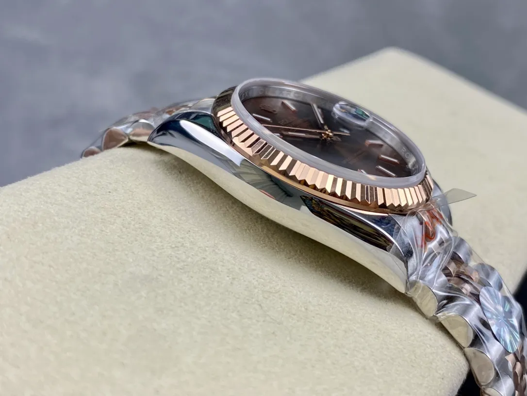 【High-end replica】💰1160! Rolex Single Calendar Datejust Series 36mm [Diameter] 36mm [Movement] Equipped with imported fully automatic mechanical movement [Ring] Rolex RingCommand triangular pit pattern / aperture [Mirror] Scratch-resistant sapphire glass mirror [Material] Imported 316L stainless steel case [Strap] Stainless steel (Oystersteel) optional three-bead/five-bead chain strap [Buckle] Original buckle Super high quality, more beautiful in kind, market exclusive! Classic casual watch, the standard equipment for successful people, allowing you to achieve success once and for all!