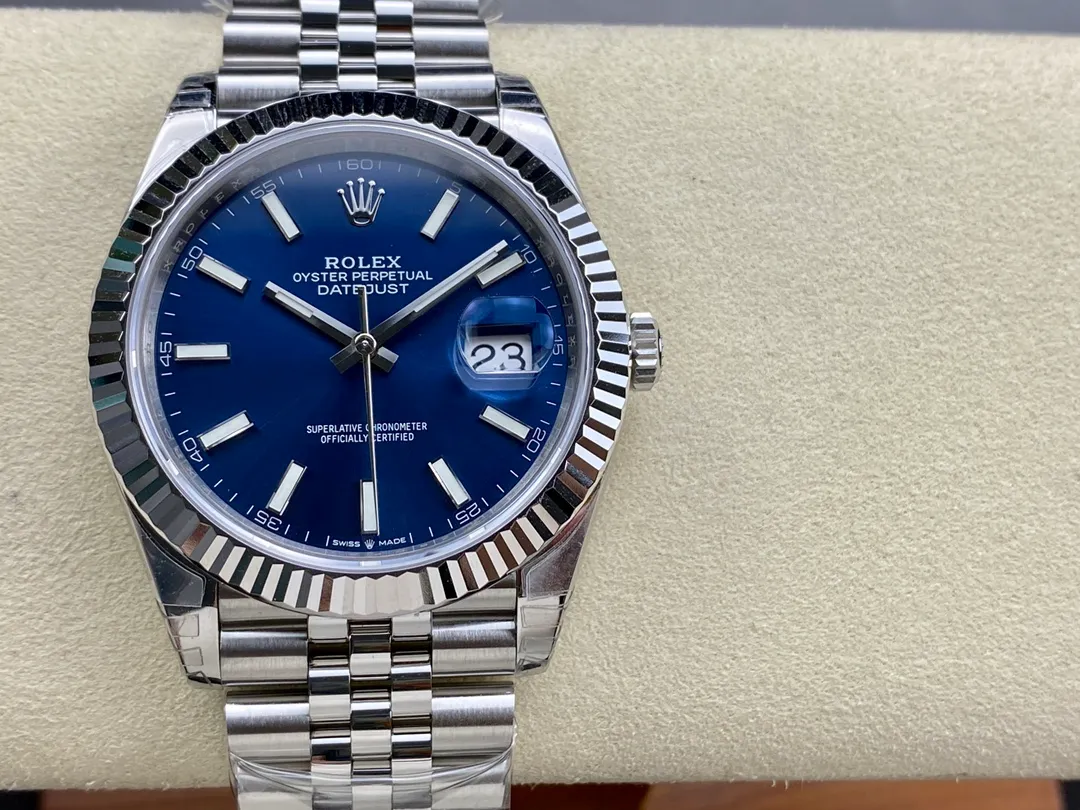 【High-end replica】💰1160! 【Customized all-in-one machine】💰1720! [Top replica] Private chat! ! ! The Rolex Datejust 41mm series creates a classic watch model. 1: The movement adopts Swiss 3235 movement. 2: In terms of material, the overall material is made of 904 steel. The curvature of the side of the case is polished in place, and the thickness of the side is consistent with the original. 3: Classic dog tooth collar. The platinum (electroplated) ring presents a radiant light effect that is extremely close to the original version, and the triangular pit pattern is clean and neat. 4: The watch mirror is made of real sapphire mirror, which increases the transparency of the watch. At the same time, it has been treated with anti-glare technology, making it very convenient to read watch data and has high hardness. 5: The only synchronous original thickness in the market is 11.5mm. This picture was taken in top reproduction quality!