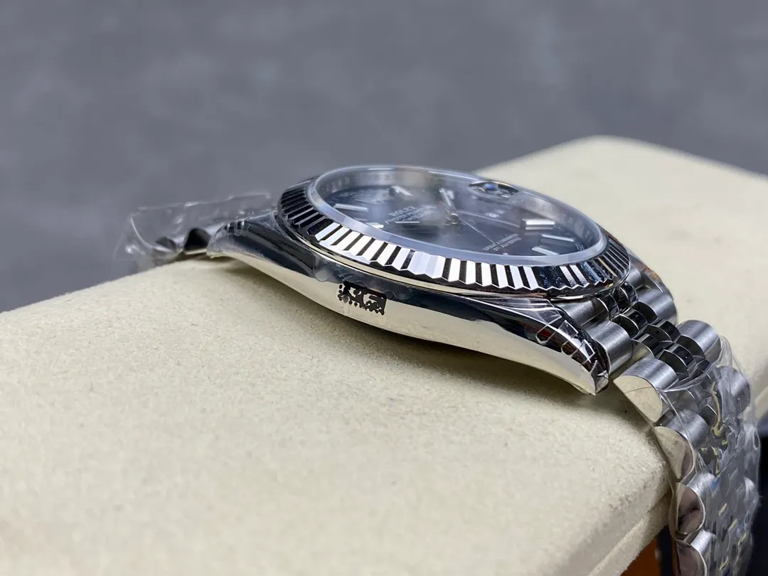 【High-end replica】💰1160! 【Customized all-in-one machine】💰1720! [Top replica] Private chat! ! ! The Rolex Datejust 41mm series creates a classic watch model. 1: The movement adopts Swiss 3235 movement. 2: In terms of material, the overall material is made of 904 steel. The curvature of the side of the case is polished in place, and the thickness of the side is consistent with the original. 3: Classic dog tooth collar. The platinum (electroplated) ring presents a radiant light effect that is extremely close to the original version, and the triangular pit pattern is clean and neat. 4: The watch mirror is made of real sapphire mirror, which increases the transparency of the watch. At the same time, it has been treated with anti-glare technology, making it very convenient to read watch data and has high hardness. 5: The only synchronous original thickness in the market is 11.5mm. This picture was taken in top reproduction quality!