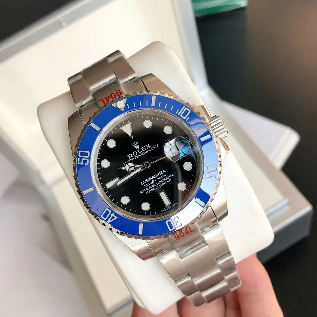 Rolex Submariner - the brightest star in the night sky. The appearance details of the built-in new Citizen movement are consistent with the original. The 2020 official synchronized new model Submariner [color] Citizen Submariner is on the occasion of the replacement of the Submariner calendar type. At the same time, GD quality control has further perfected the interpretation of Citizen watches! Redefine the quality and value standards of Citizen watches! GD quality control will work with elite accessories manufacturers to strictly inspect and select, and is committed to making more perfect Citizen watches! This time, the details of the Submariner are meticulously studied and multi-layered quality control is carried out. The specific details are as follows: 1. Large factory surface: The GD Submariner surface is friendly and cared for by the top factory in the industry. The radial pattern focusing effect on the disk surface is synchronized with the original. The logo and font on the disk are guaranteed to be comparable to the original ones. The scale and rounded corners are polished with exquisite craftsmanship! The scales are filled with imported luminous powder. The magnifying glass detects the roundness and fullness. It has super luminous effect and strong durability. ⚠️ The scales under luminous light are pure and not mixed with any stains. You are welcome to compare with the original ones from major manufacturers. 2. Original calendar: The only corrected original calendar font of the Citizen movement in the market. The only calendar font in its class is consistent with the original product. ⚠️ Please use a magnifying glass to compare the details of the calendar font! The blue-coated magnifying glass is the only synchronous original in its class in terms of its magnification factor, distance from the case, and other details. 3. Three codes in one: the entire network has the same original shipping accessories, that is, the three models and numbers of the watch, warranty card, and hangtag are the same, and there is no duplication. 4. The original ring: the milky white luminous pearl of the ceramic ring has super luminous, luminous effects, and non-luminous normal color are consistent with the original; the ring scale is filled with top-notch mercury, the first of its kind. 5. Movement guarantee: Since the GD factory has focused on Citizen movements, it has promised to eliminate the phenomenon of old machines being adulterated and shoddy! GD quality control will simultaneously screen the movement and debug it before leaving the factory! ⚠️ Please look for the exclusive quality of GD products