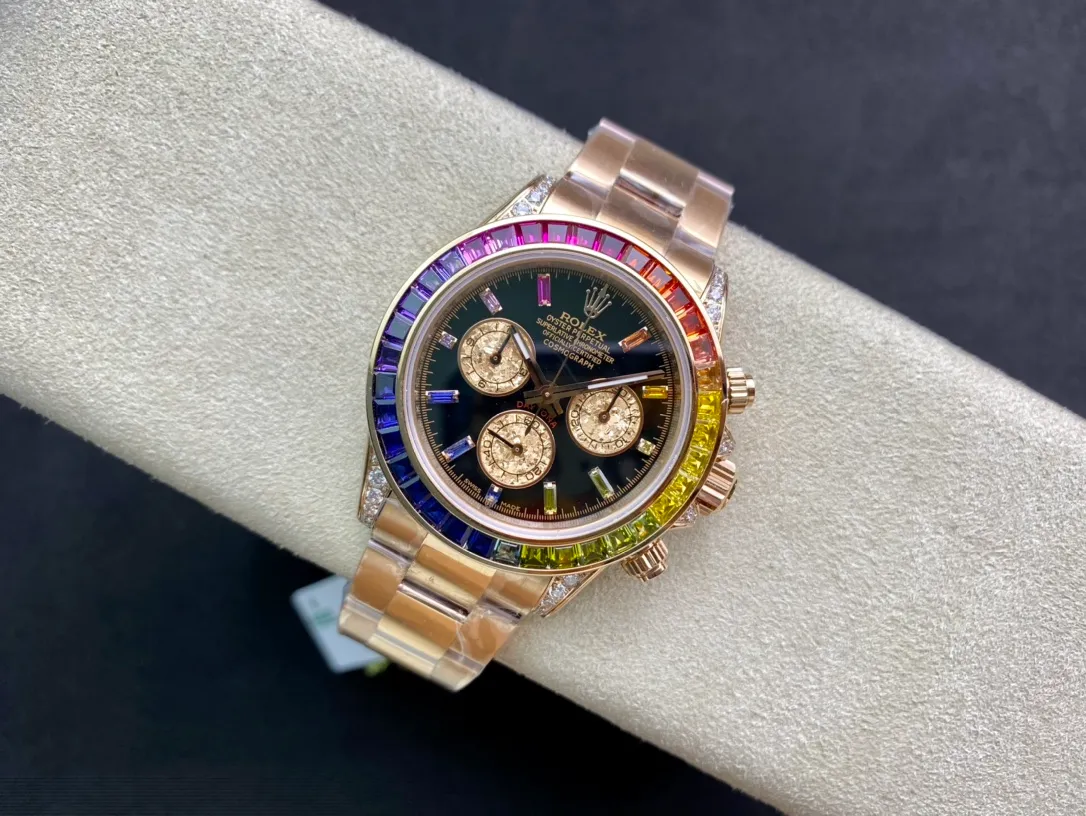 【Top Replica】💰Private chat! In order to achieve the original effect of the Rolex Rainbow Daytona we want, it costs a lot of money to develop and is made with exquisite workmanship. The special effects of the gold crystals on the three independent time counters are all unique. The charming reflective effects and magnificent colors fully demonstrate the graceful structure of the gold crystals. Each piece is a natural masterpiece of art. The color of the gold crystal chronograph dial is in sharp contrast with the black dial, and complements the color of the gemstones. The diamond-set hour markers and gold hands make the entire dial radiant, and the overall beauty is overwhelming. You can't put it down. Rolex's most popular Cosmograph Daytona [Case] ​​is made of imported genuine 904L steel, which is the same material and model as the genuine product. The steel band is finely brushed, the color is whiter and brighter, and it is strong and wear-resistant. [Function] The movement still retains a powerful timing function, and is matched with the 7750 movement for full-function timing. [Ring] The ceramic ring formed by the new process is consistent with the original craftsmanship, and the scale effect is deep and rounded. [Details] The letter strips are metal mirror-finished, flawless, and made of strong luminous powder imported from Switzerland. The hour and minute hands are grooved and filled with glossy black oil instead of ordinary printing, and the texture is very different. Highly transparent sapphire glass, the mirror effect is very high-quality. [Quality] The color adopts A+ high-level electroplating process, which is more stable and anti-oxidation. It is equipped with a natural rubber strap. The original mold is opened. The material is the same as the original product. The texture is obviously soft and delicate, and it fits the wrist better.